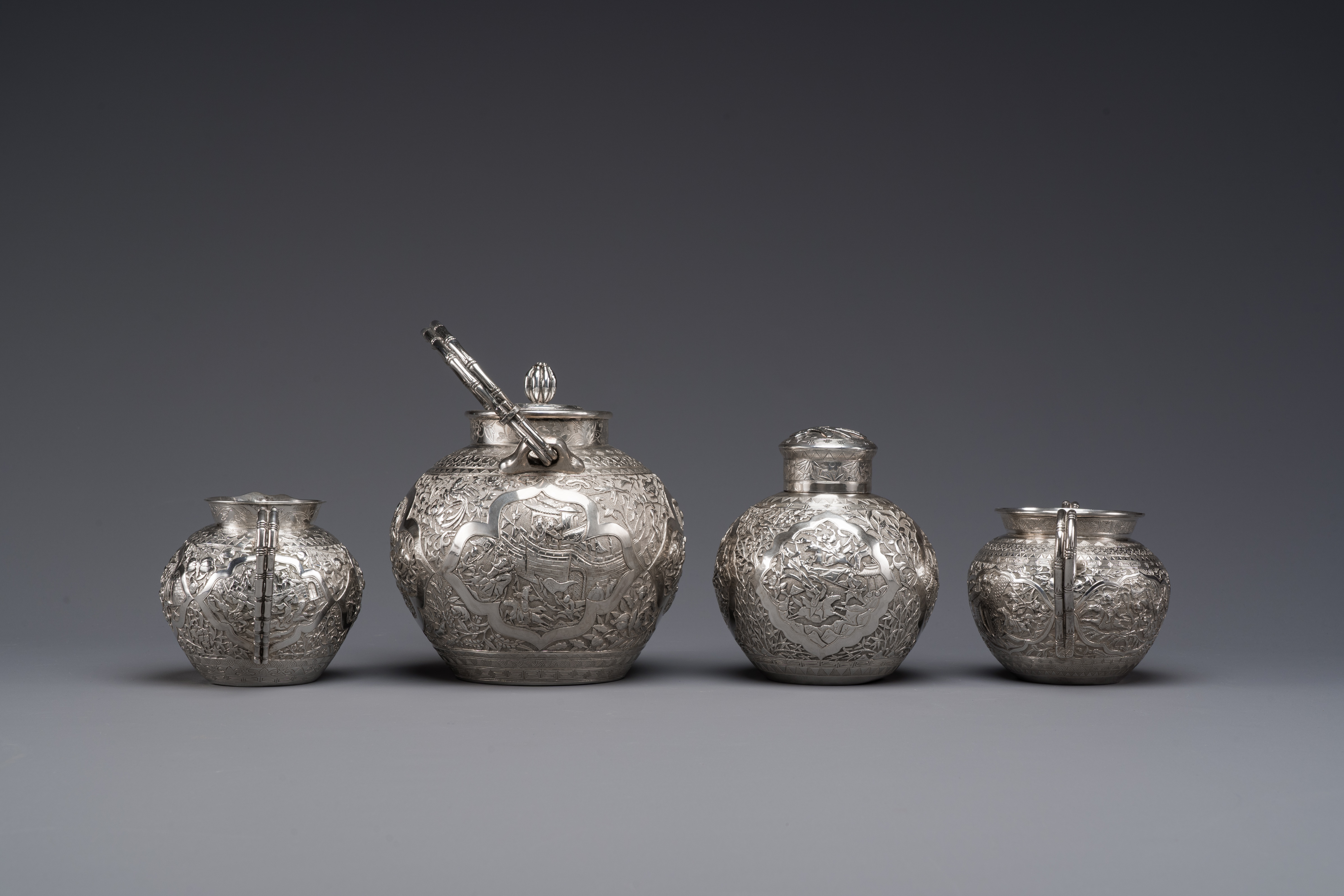 A Chinese silver 4-piece tea service on tray, Tu Mao Xing mark, 19th C. - Image 10 of 12