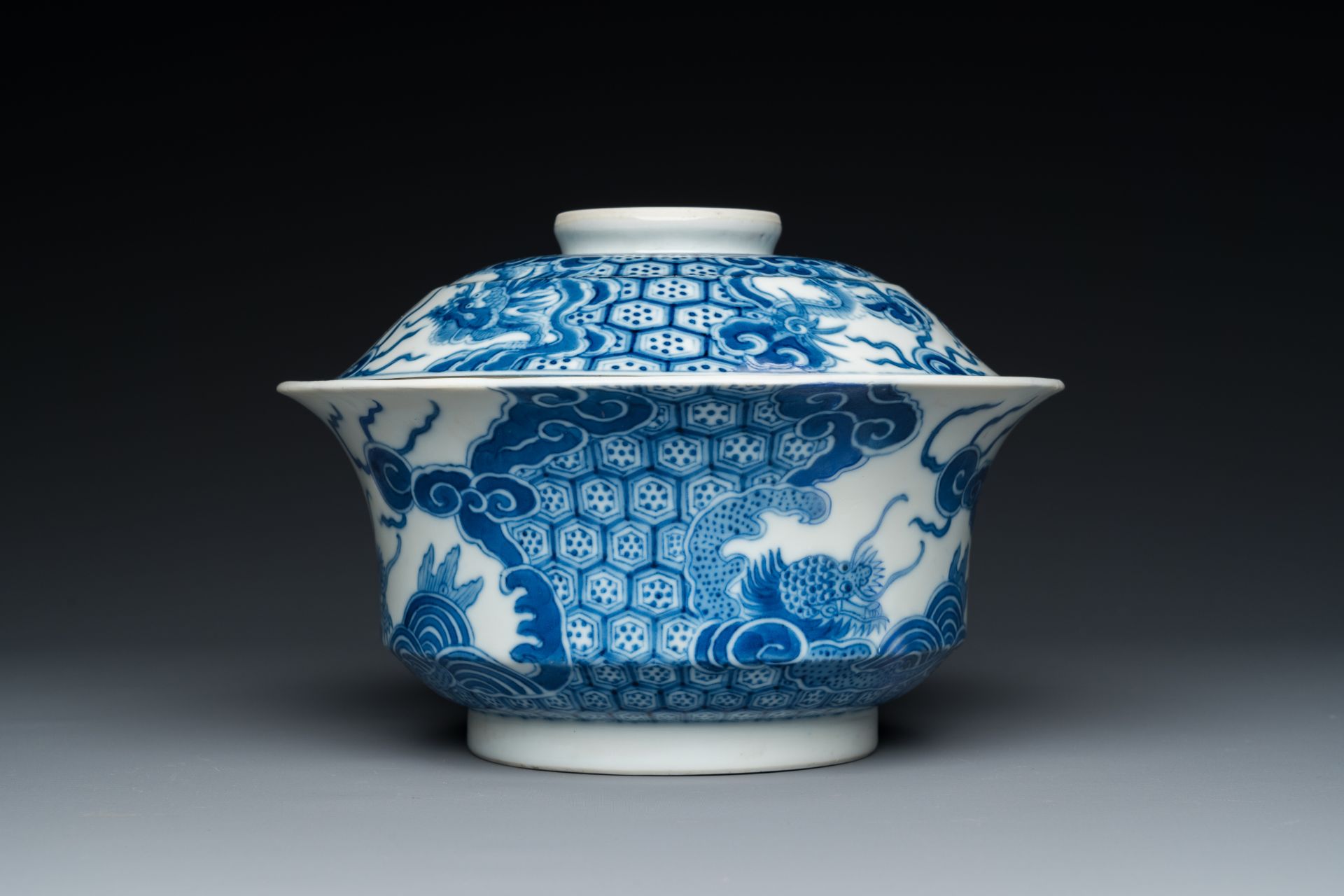 A Chinese blue and white 'Bleu de Hue' bowl and cover for the Vietnamese market, dragon mark for the - Image 5 of 8
