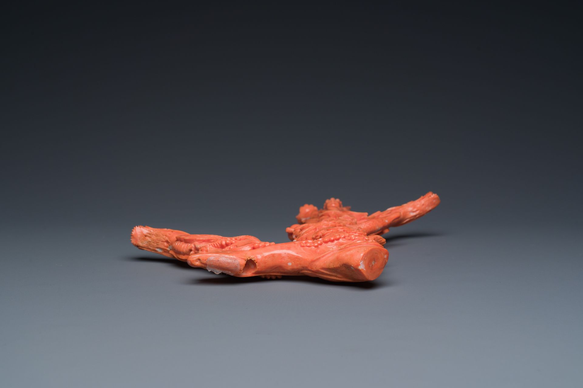 A Chinese red coral figure of a standing Bodhisattva with two dragons, 19/20th C. - Image 10 of 12