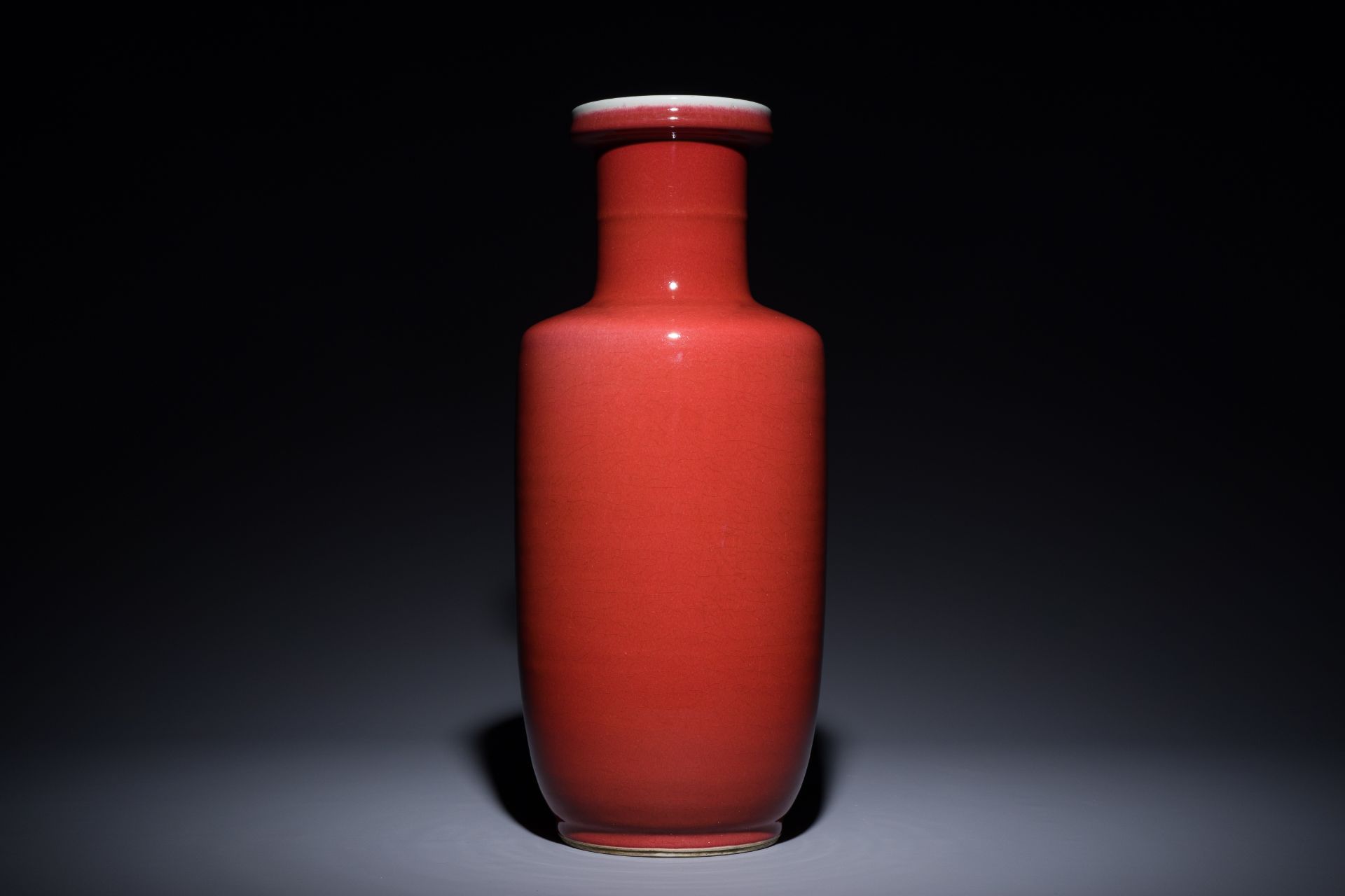 A Chinese monochrome copper-red rouleau vase, 18/19th C. - Image 3 of 5