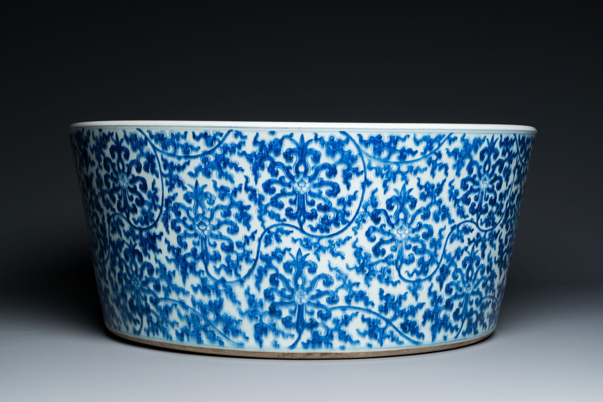 An exceptionally large Chinese blue and white basin with floral scrolls, Kangxi - Image 4 of 7