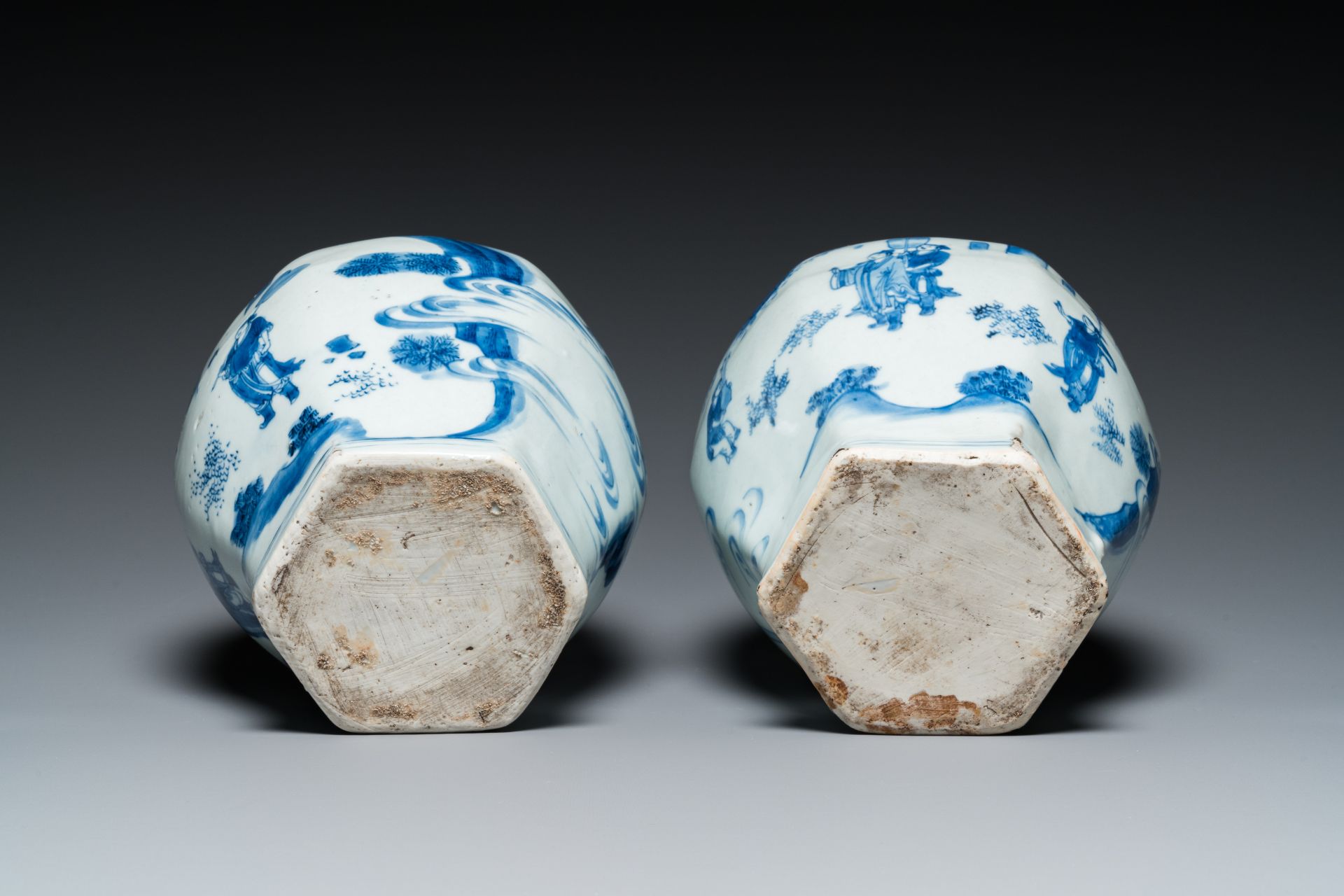 A pair of Chinese blue and white hexagonal vases, Transitional period - Image 6 of 7