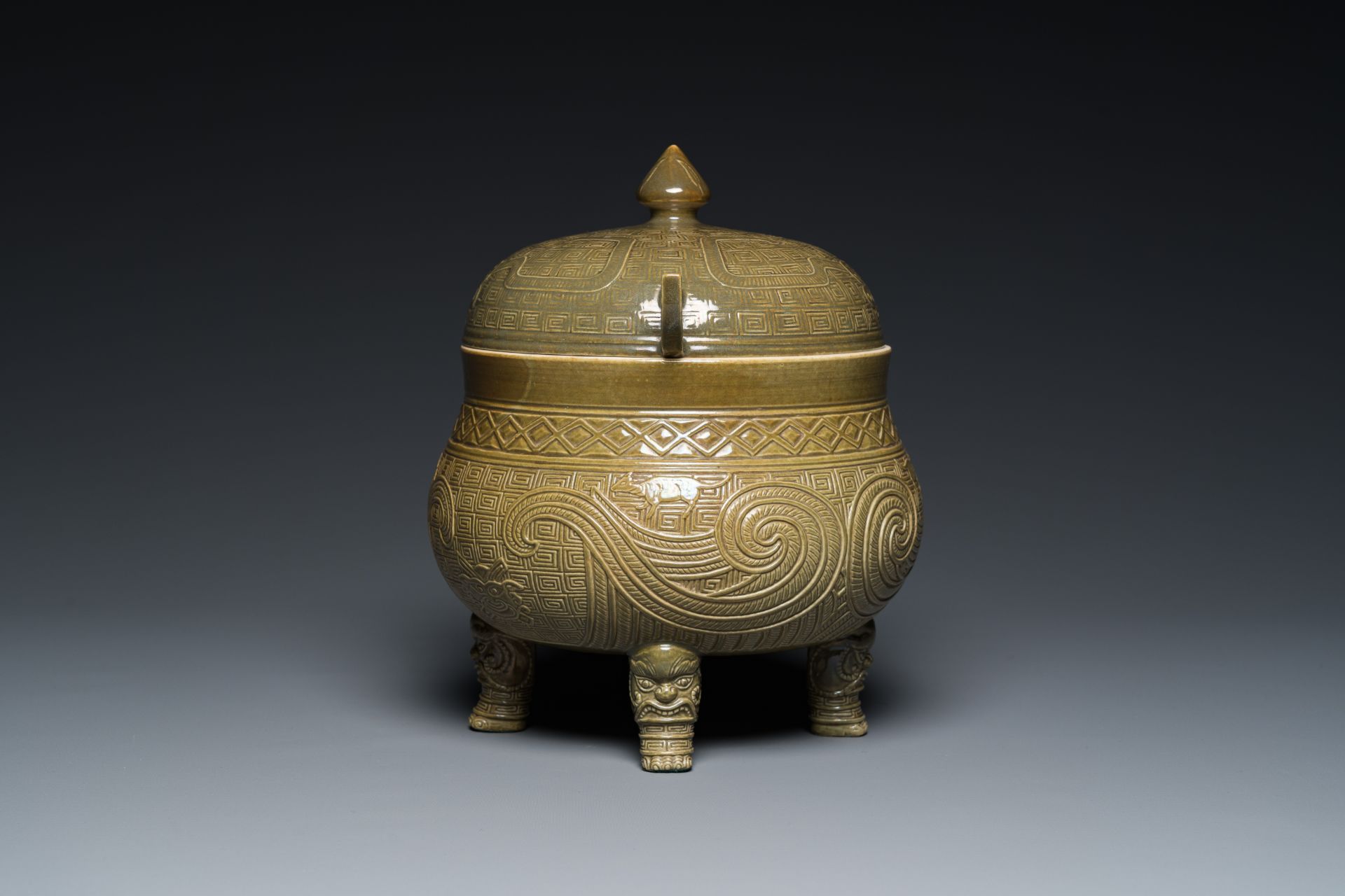 A rare Chinese teadust-glazed food vessel & cover, 'dui 敦', Hua Ting Shi Zhi 華亭氏製 mark, late 19th C. - Image 5 of 7