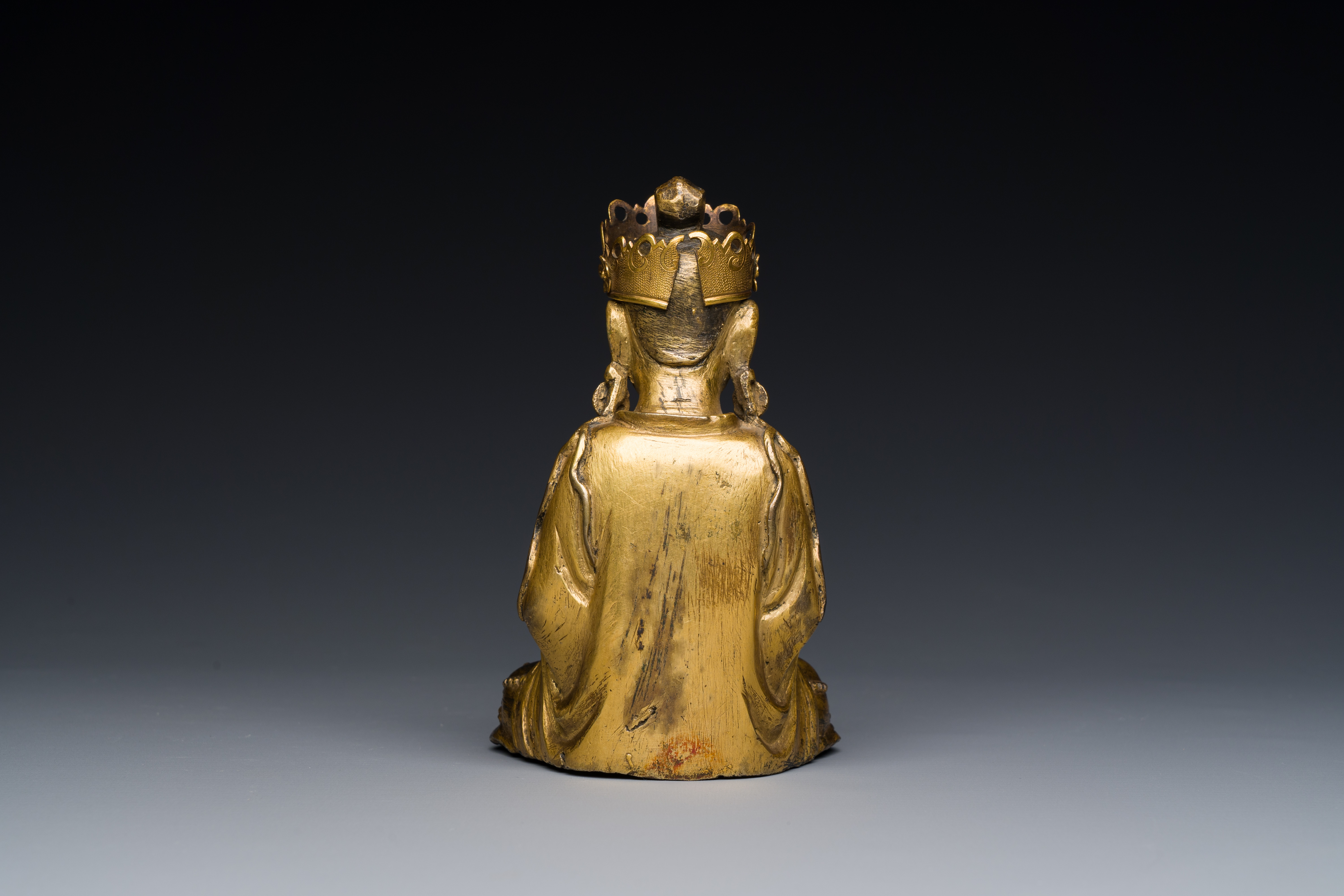 A Korean gilt bronze sculpture of Guanyin, 17th C. - Image 4 of 7