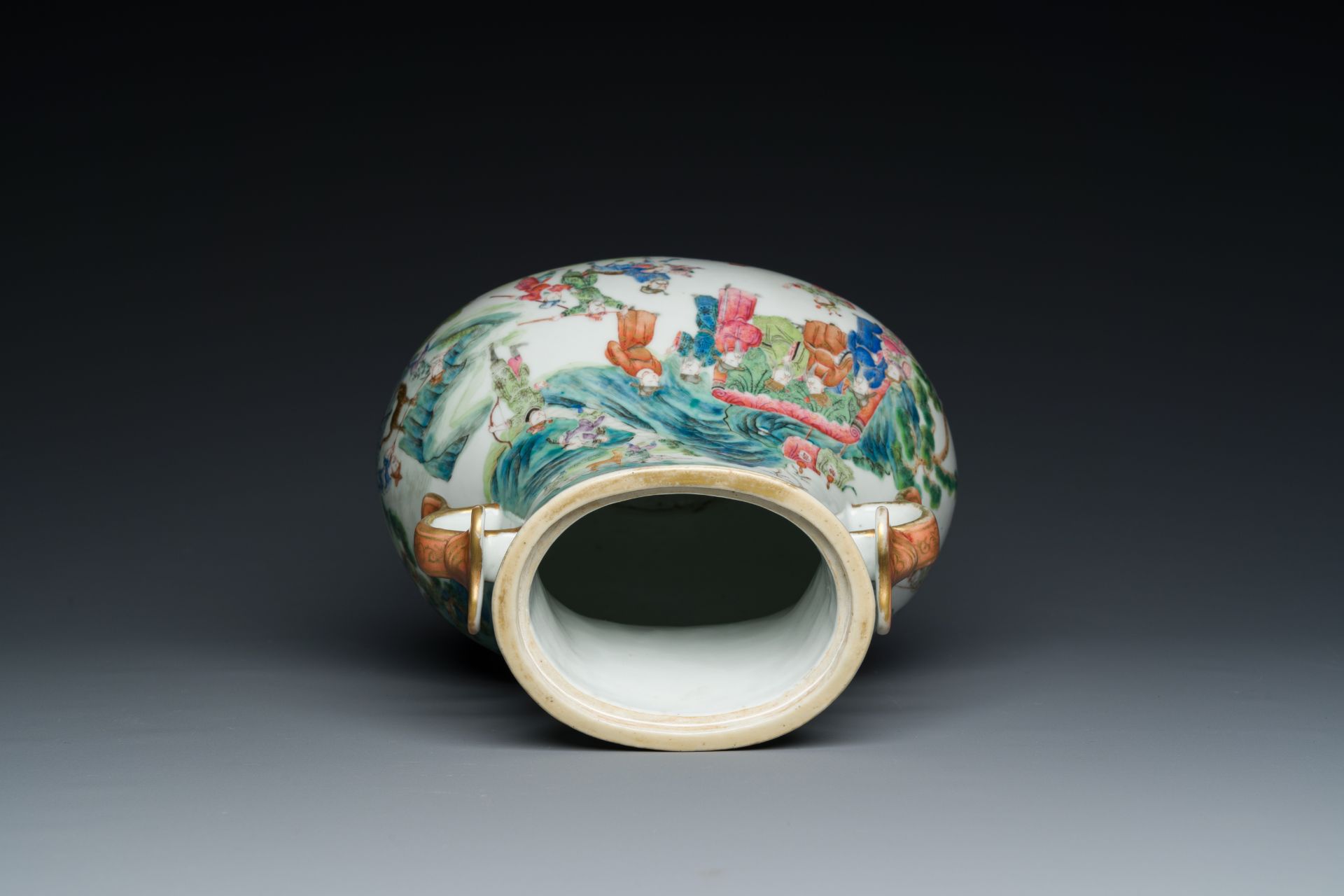A fine Chinese famille rose 'hu' vase with ruyi handles, 19th C. - Image 5 of 6