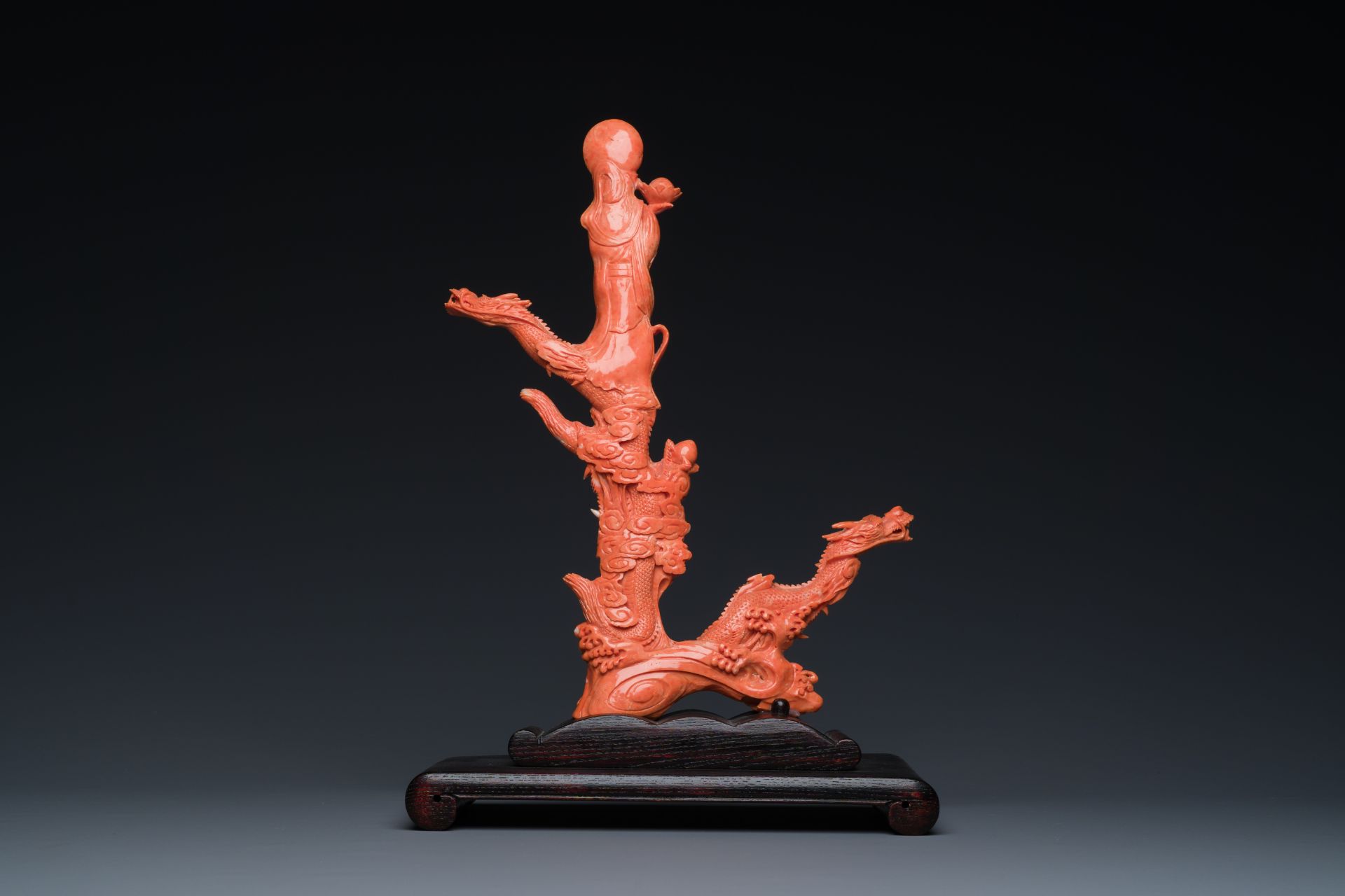 A Chinese red coral figure of a standing Bodhisattva with two dragons, 19/20th C. - Image 5 of 12