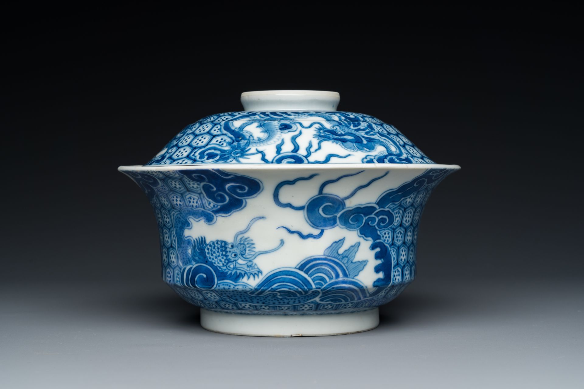 A Chinese blue and white 'Bleu de Hue' bowl and cover for the Vietnamese market, dragon mark for the - Image 3 of 8