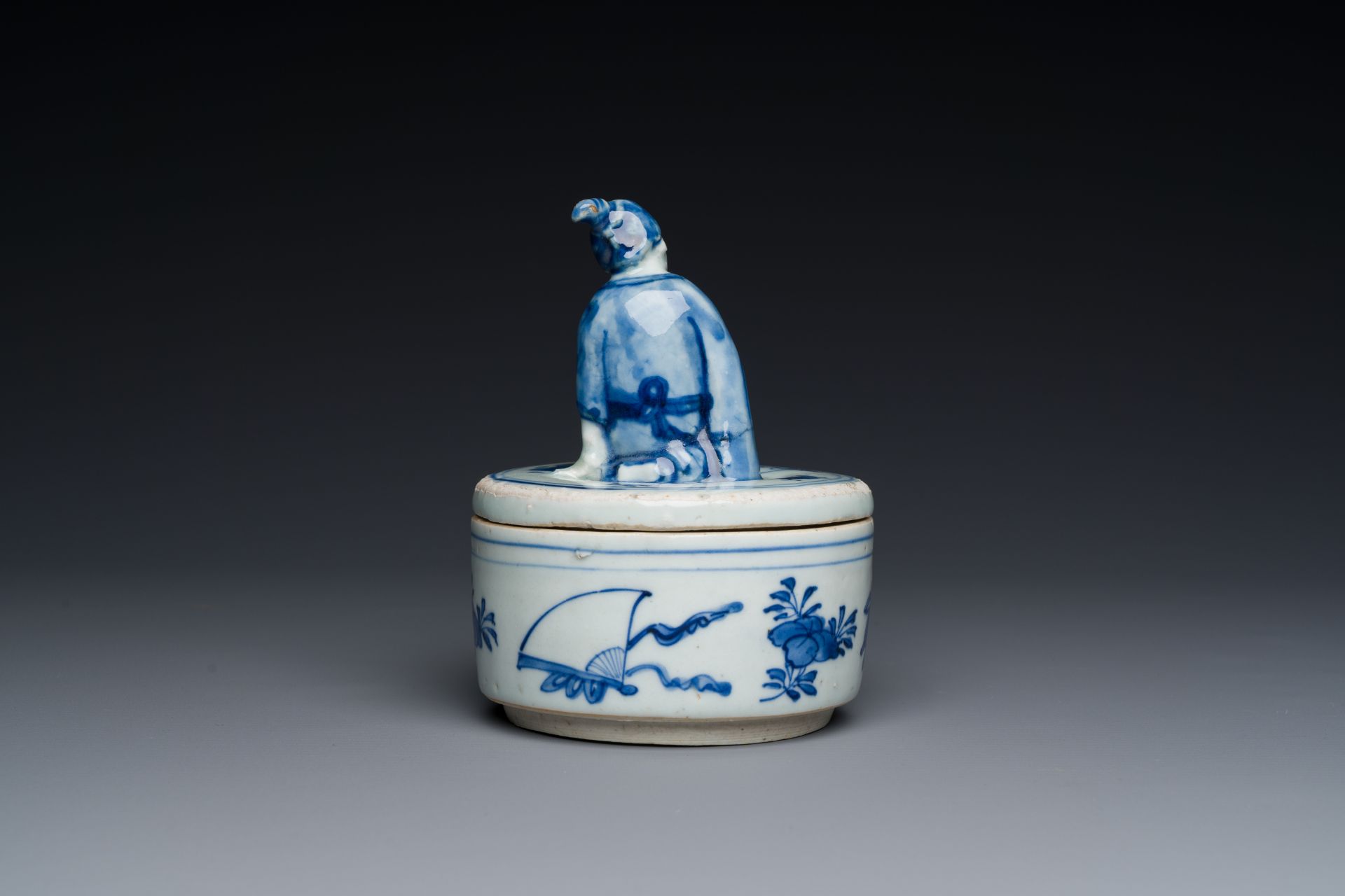 A Chinese blue and white ko-sometsuke incense burner for the Japanese market with a pipe smoker on t - Image 4 of 7