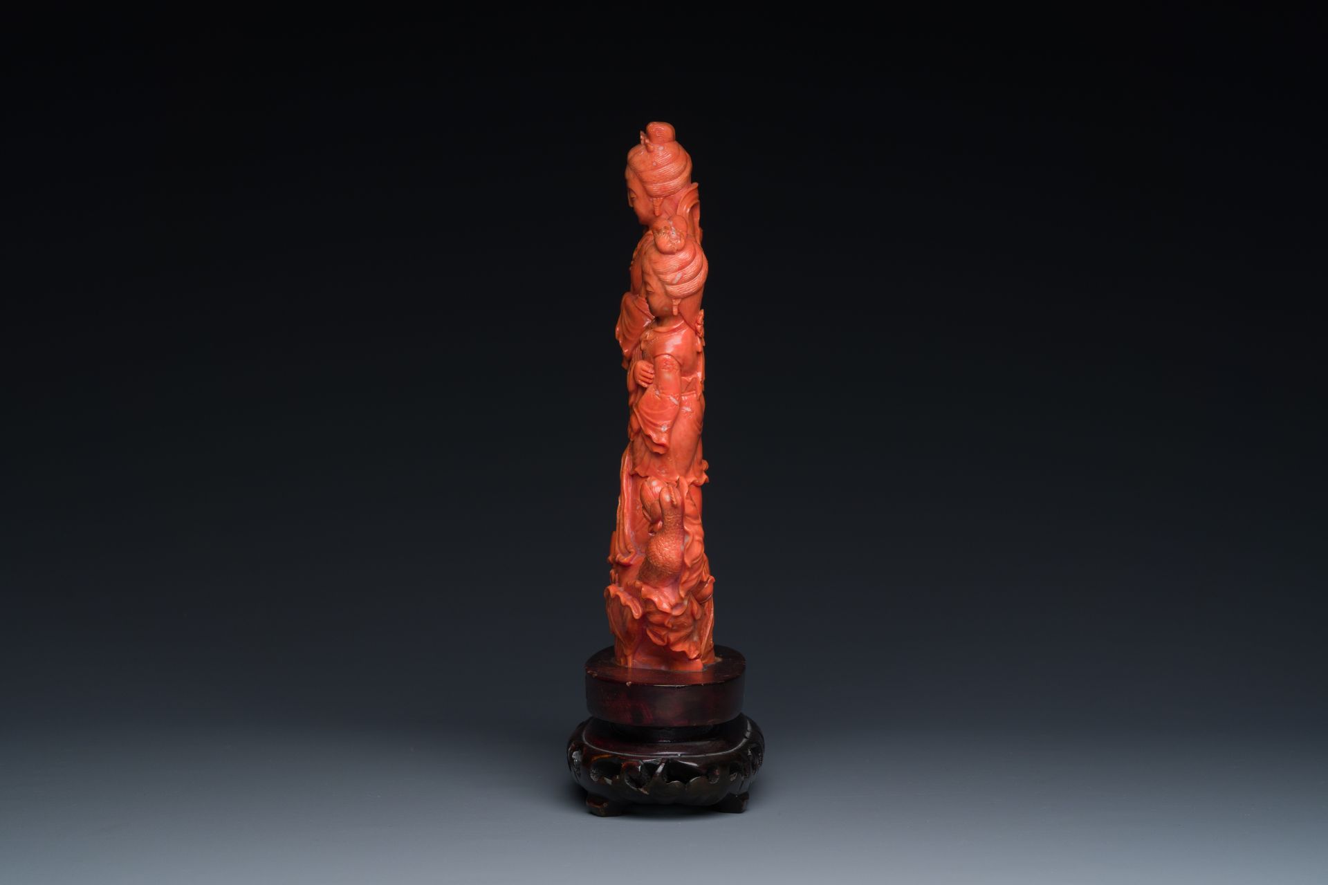 A Chinese red coral group of two standing ladies with lotus flowers, 19/20th C. - Image 4 of 8