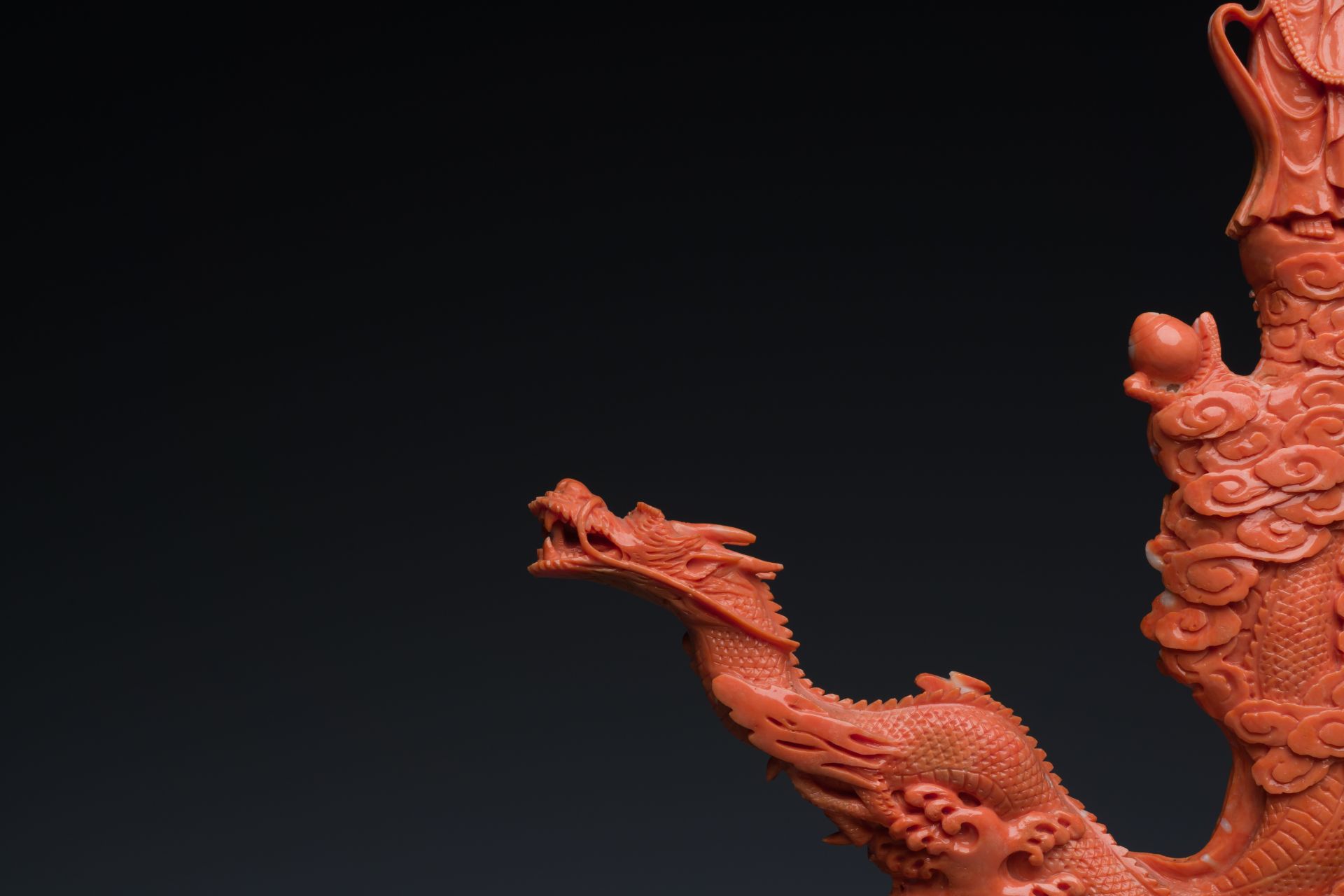 A Chinese red coral figure of a standing Bodhisattva with two dragons, 19/20th C. - Image 8 of 12