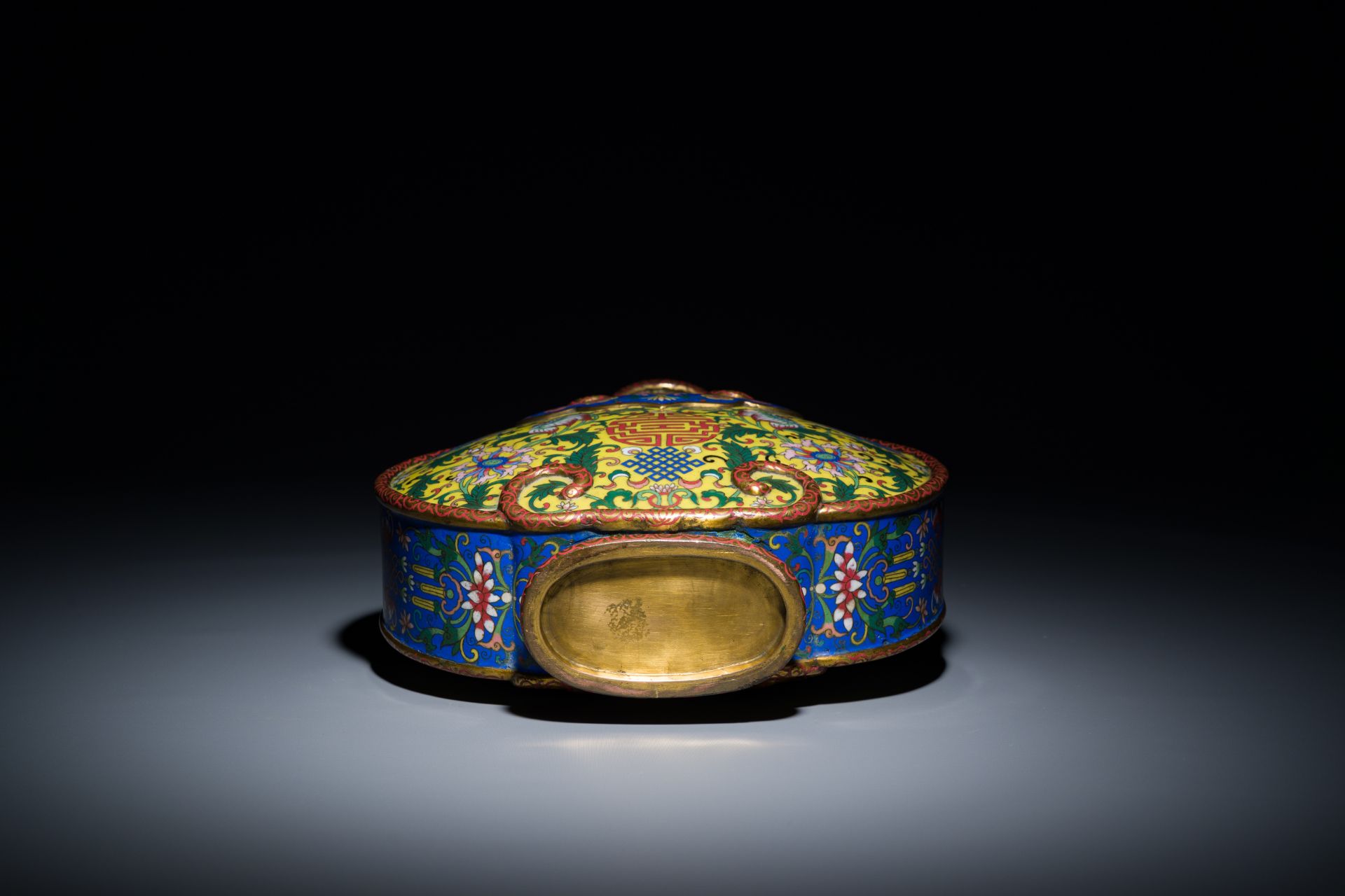 A Chinese cloisonne moonflask vase or 'bianhu' with Shou-characters on a yellow and blue ground, Jia - Image 7 of 7
