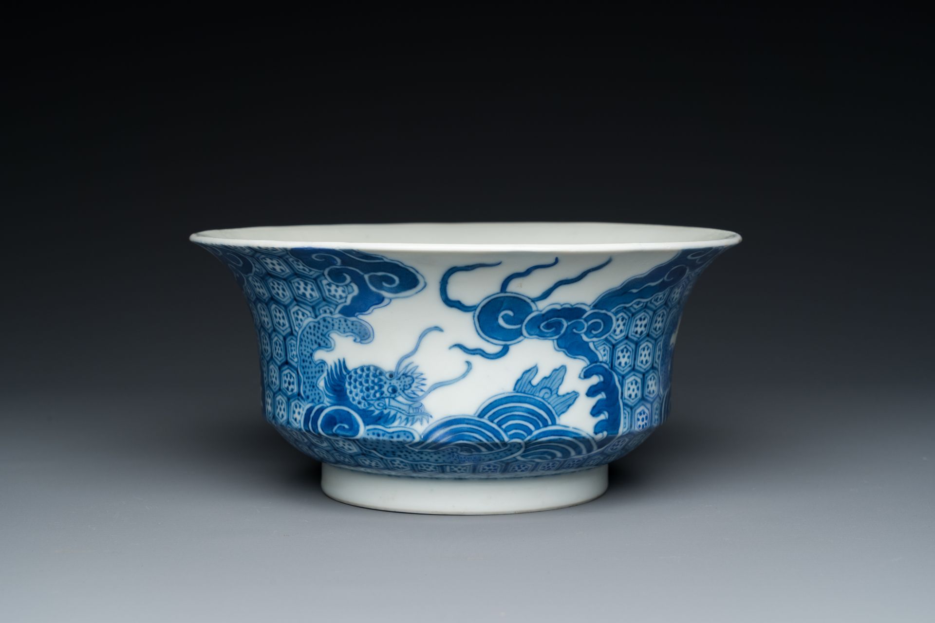 A Chinese blue and white 'Bleu de Hue' bowl and cover for the Vietnamese market, dragon mark for the - Image 8 of 8