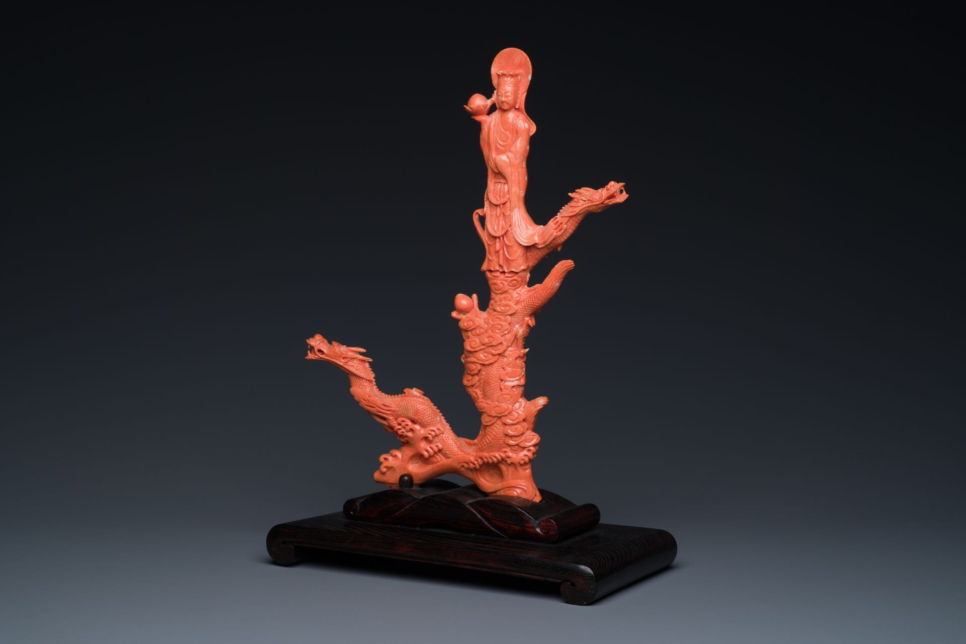 A Chinese red coral figure of a standing Bodhisattva with two dragons, 19/20th C. - Image 2 of 12