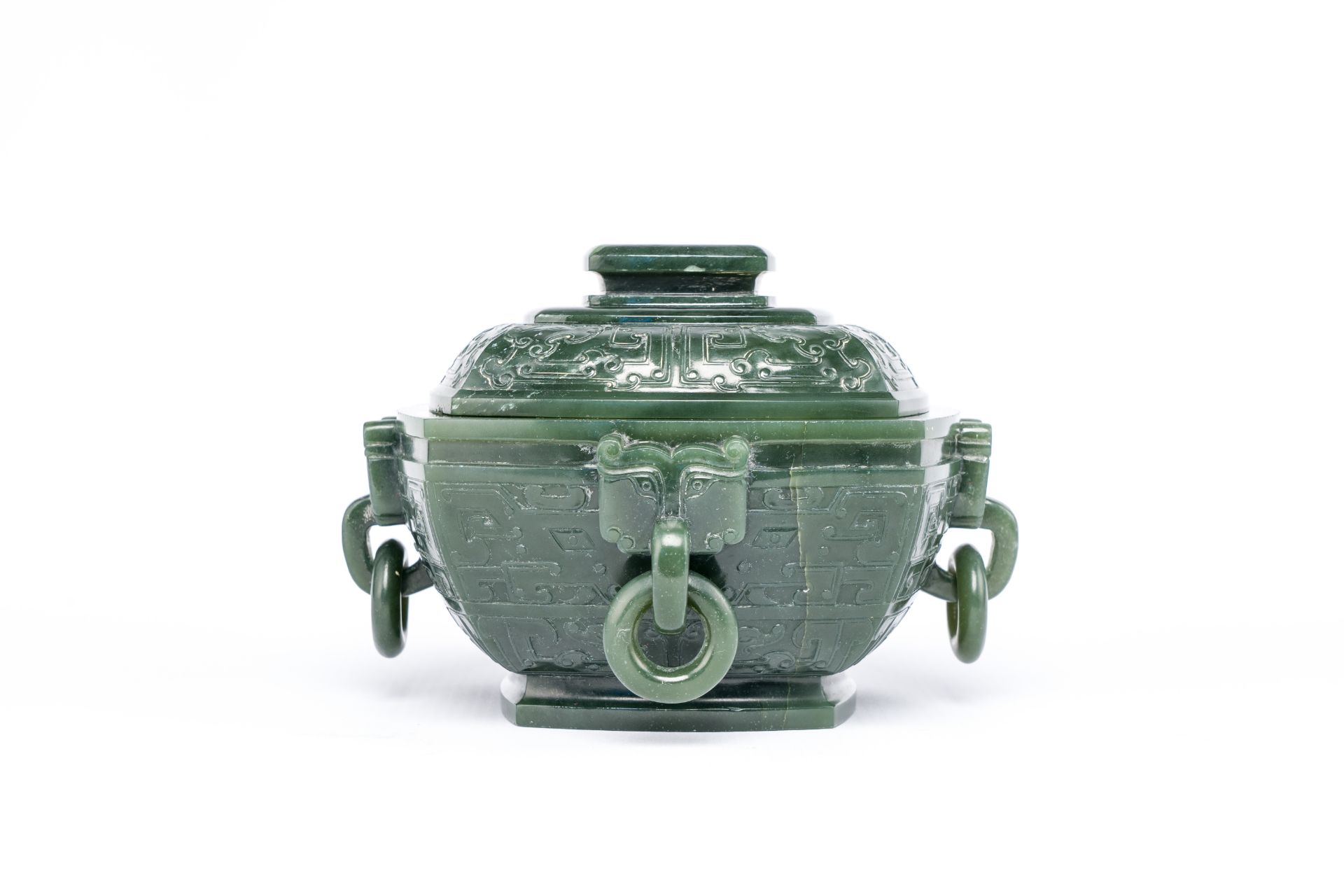 A Chinese spinach jade ritual food vessel and cover, 'Fu ç° ', 18/19th C. - Image 4 of 7