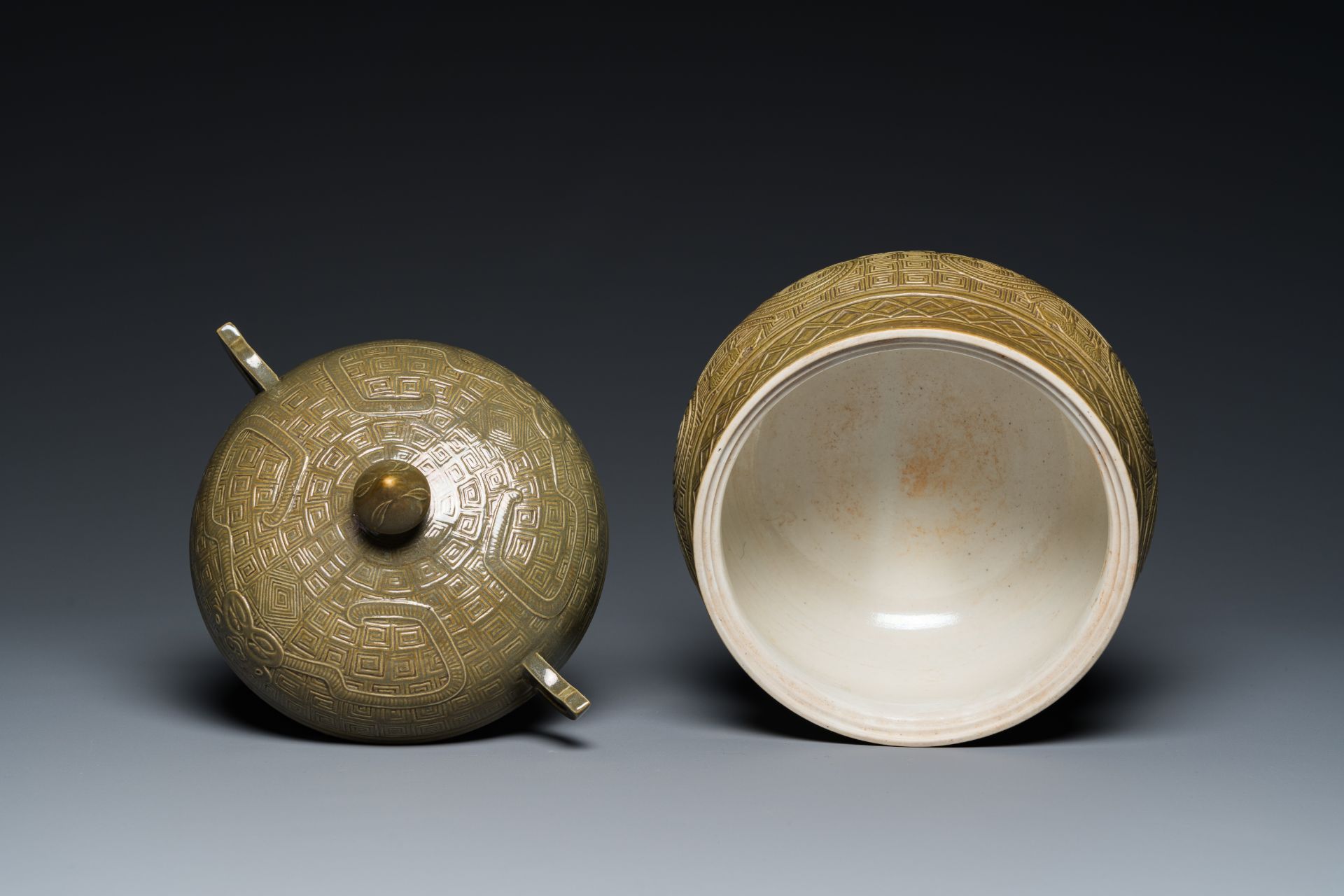 A rare Chinese teadust-glazed food vessel & cover, 'dui 敦', Hua Ting Shi Zhi 華亭氏製 mark, late 19th C. - Image 6 of 7