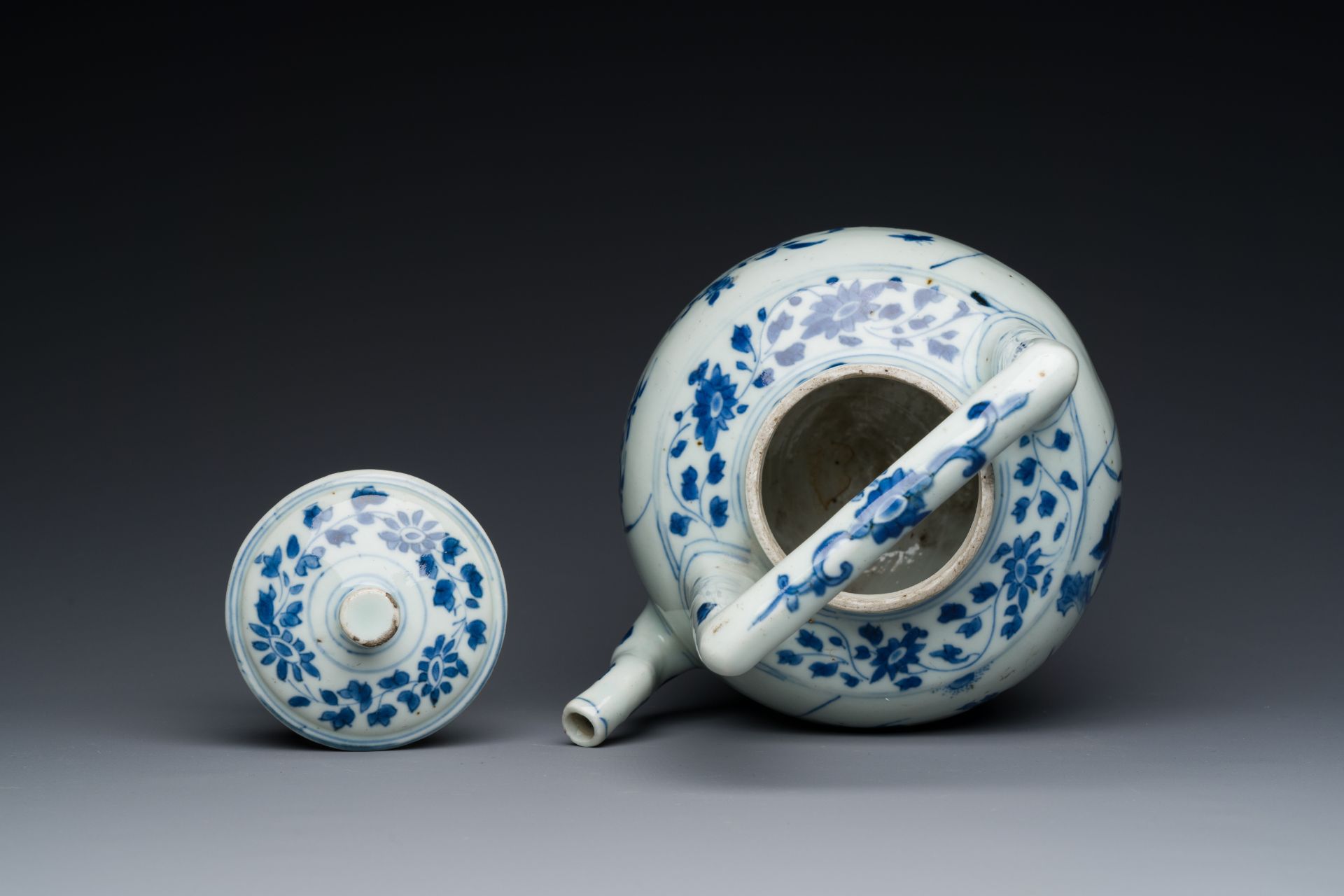 A large Chinese blue and white 'crane and lotus' wine ewer and cover, Transitional period - Image 6 of 7