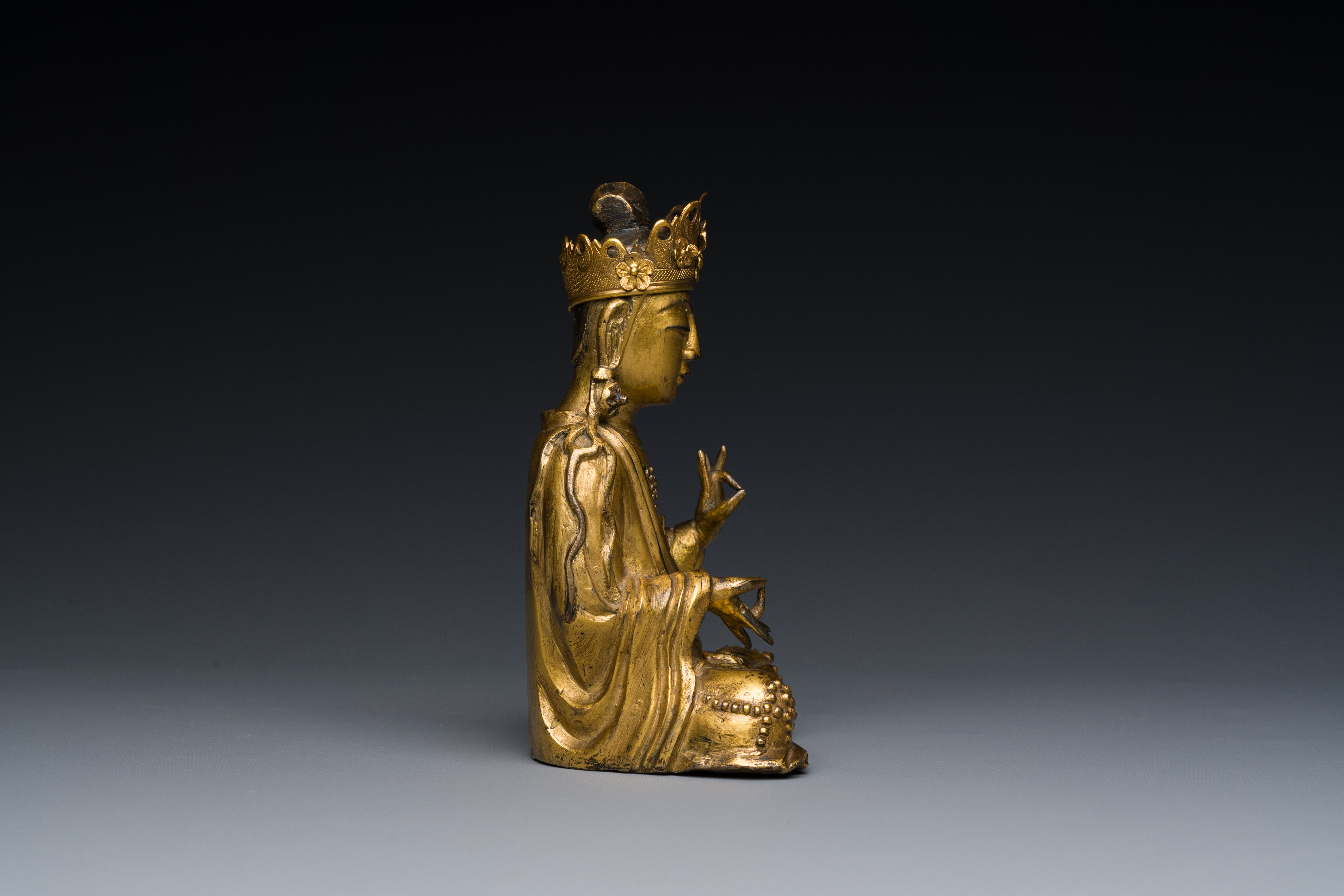 A Korean gilt bronze sculpture of Guanyin, 17th C. - Image 5 of 7