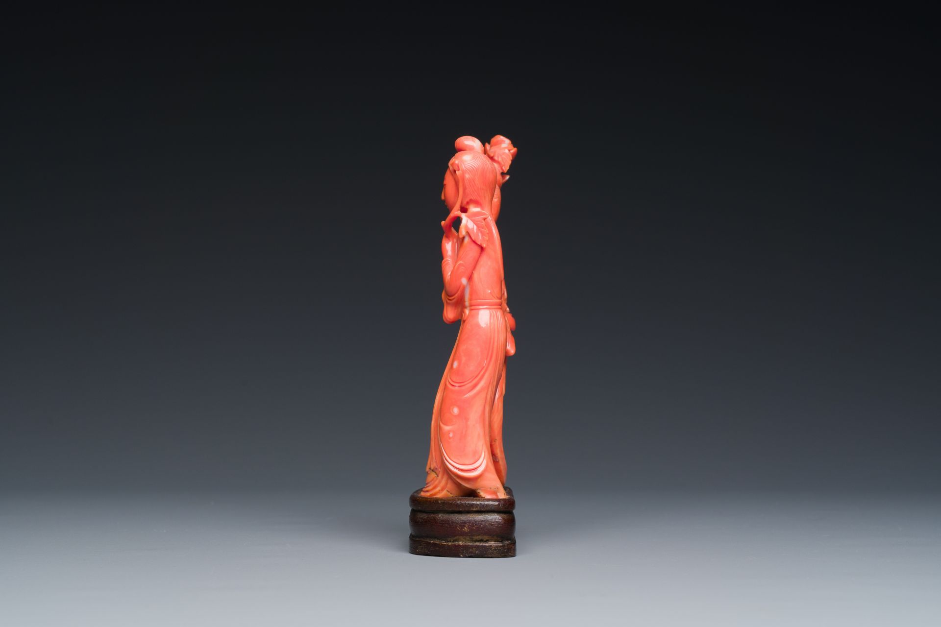 A Chinese red coral group of two ladies and a phoenix, 19/20th C. - Image 3 of 7