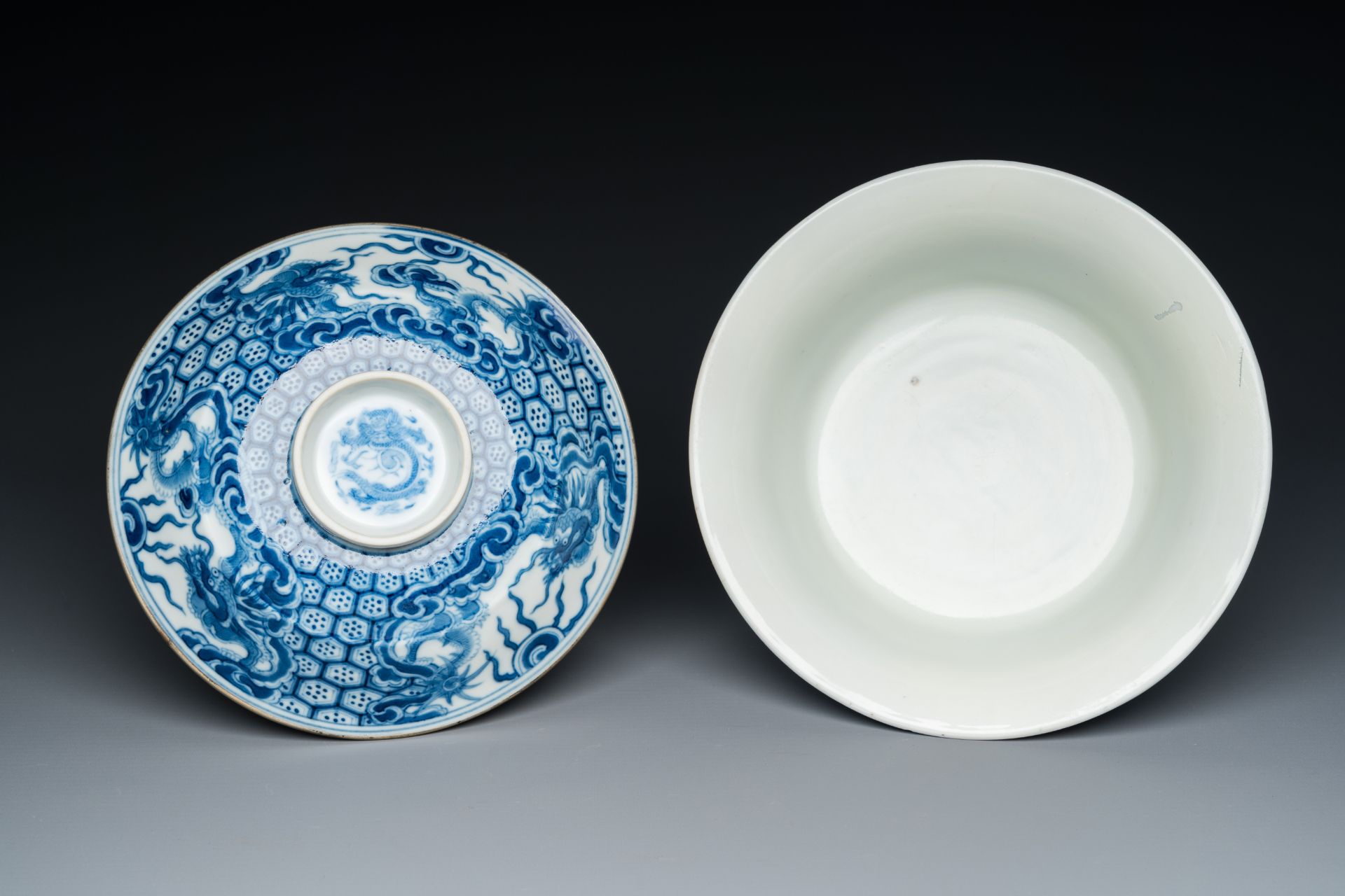 A Chinese blue and white 'Bleu de Hue' bowl and cover for the Vietnamese market, dragon mark for the - Image 6 of 8