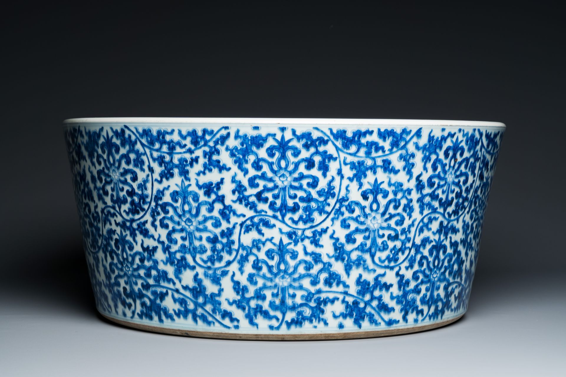 An exceptionally large Chinese blue and white basin with floral scrolls, Kangxi - Image 2 of 7