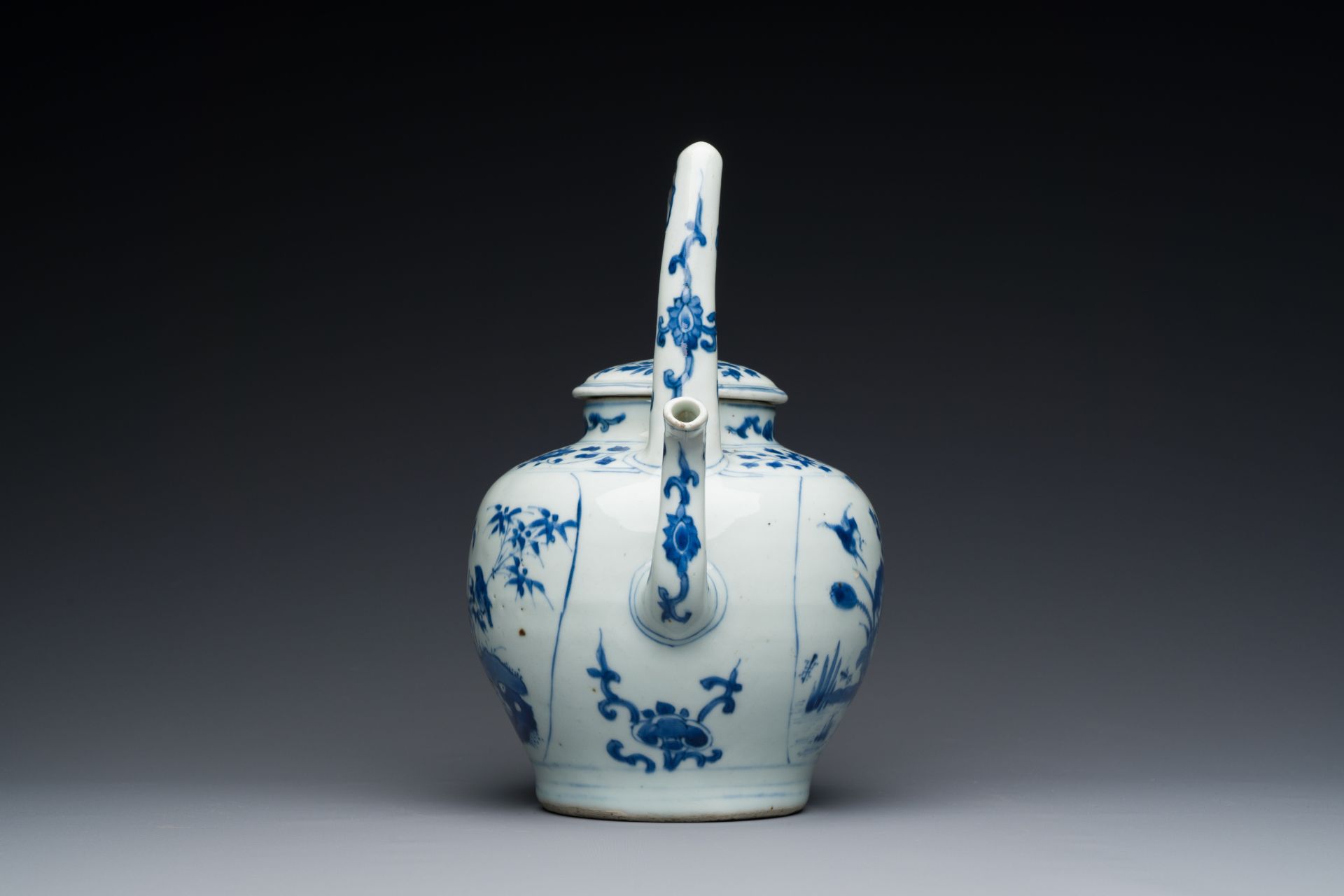 A large Chinese blue and white 'crane and lotus' wine ewer and cover, Transitional period - Image 5 of 7