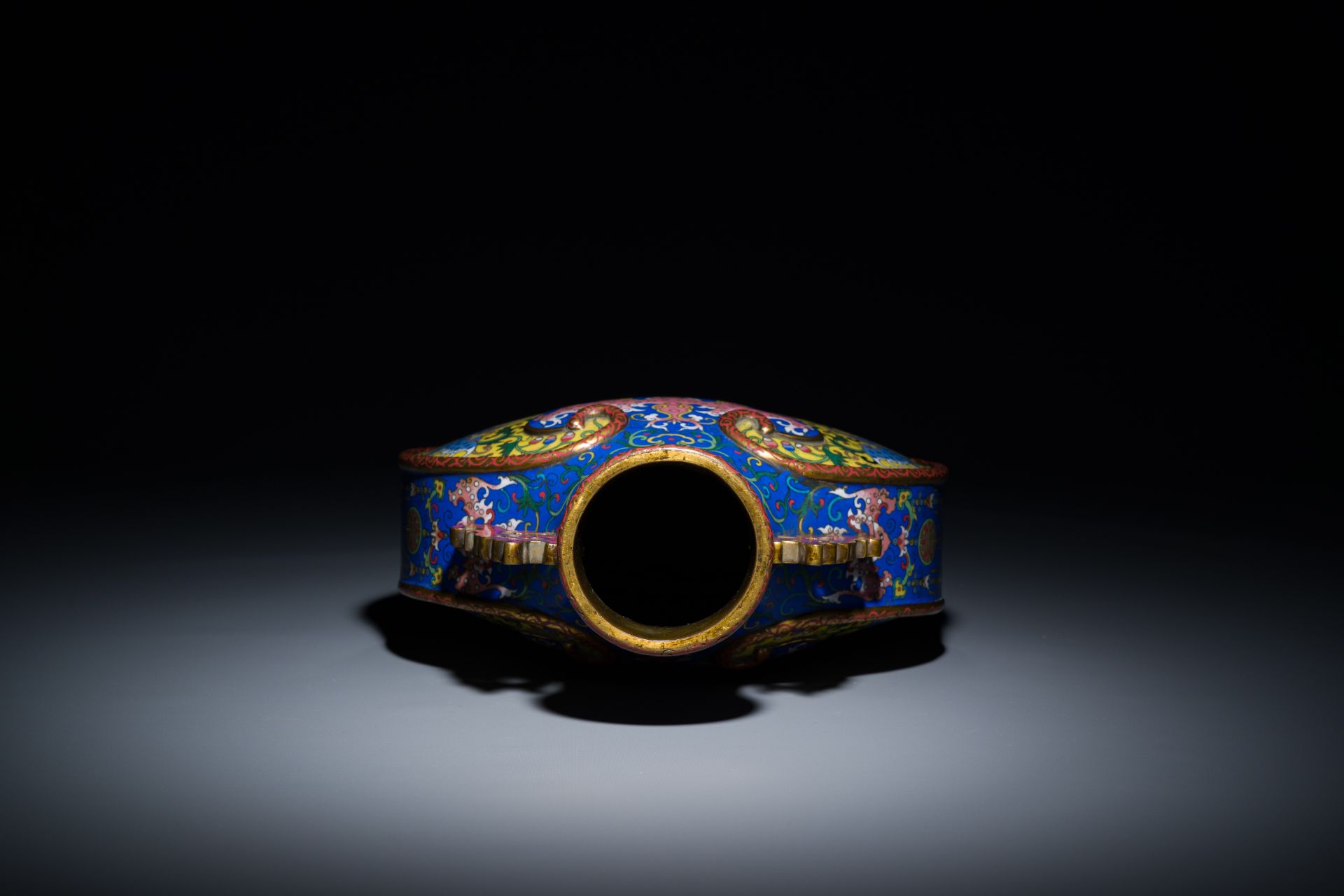 A Chinese cloisonne moonflask vase or 'bianhu' with Shou-characters on a yellow and blue ground, Jia - Image 6 of 7