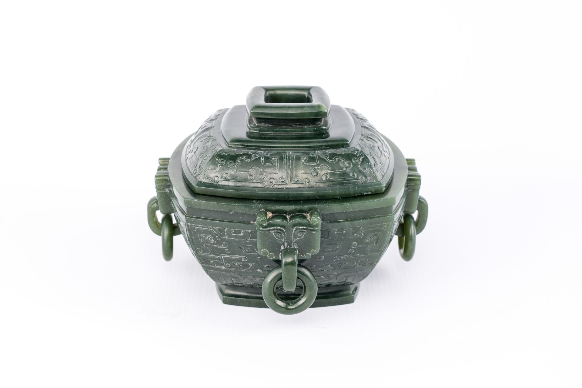 A Chinese spinach jade ritual food vessel and cover, 'Fu ç° ', 18/19th C.