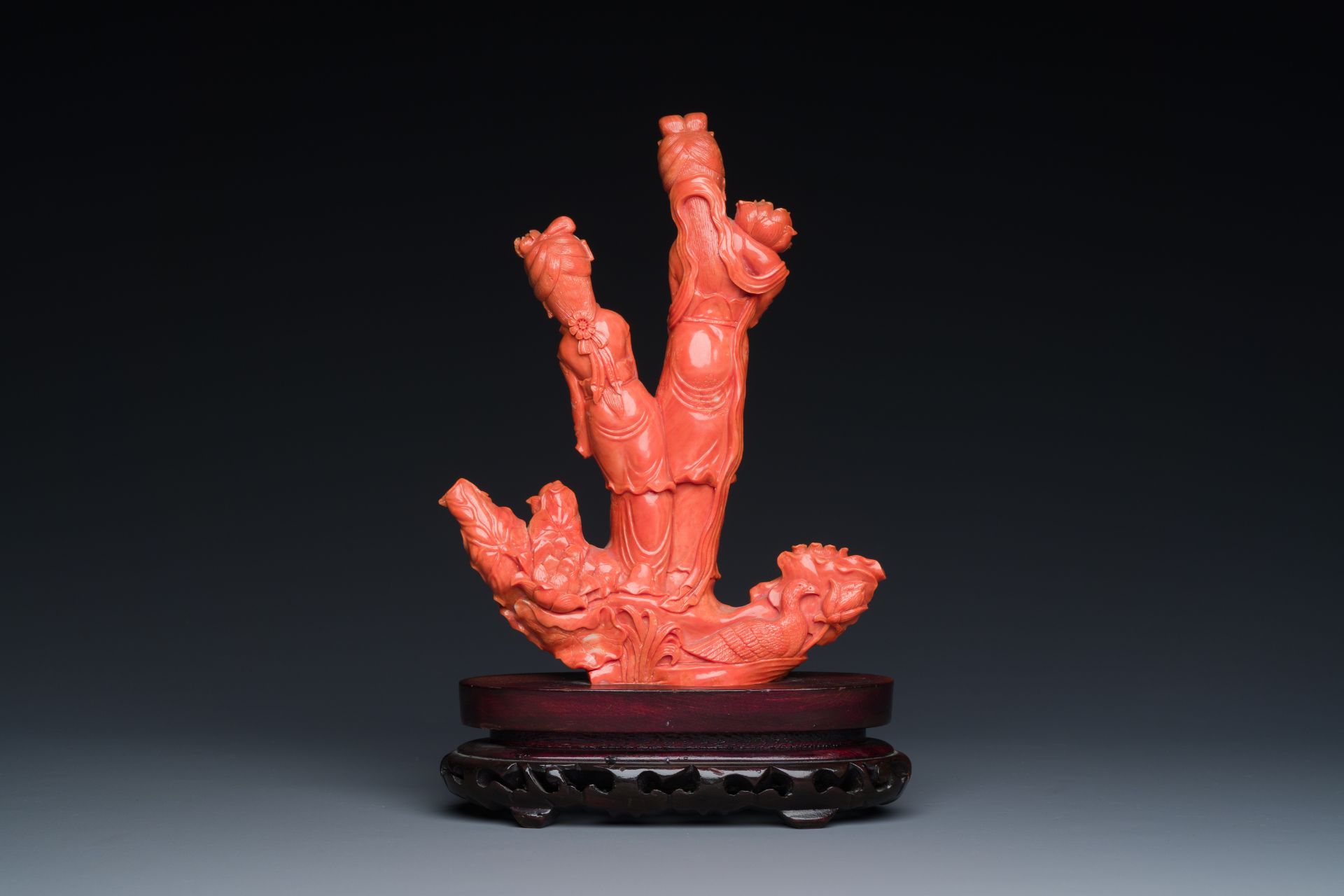 A Chinese red coral group of two standing ladies with lotus flowers, 19/20th C. - Image 5 of 8