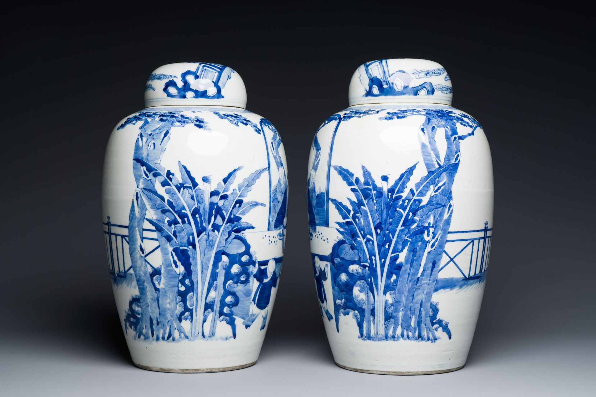 A pair of large Chinese blue and white jars and covers with ladies playing a game of go, 19th C. - Image 4 of 6