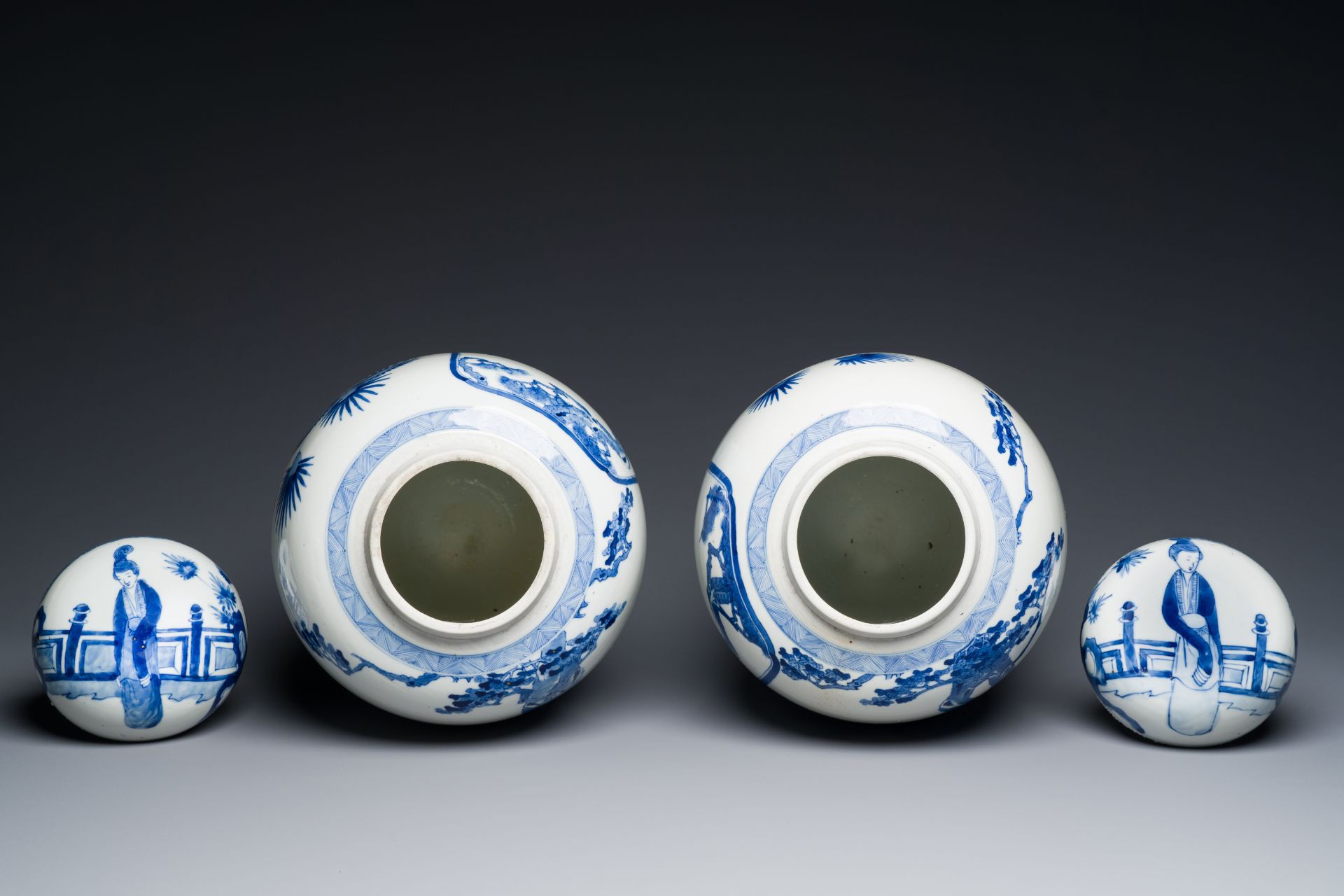 A pair of large Chinese blue and white jars and covers with ladies playing a game of go, 19th C. - Image 5 of 6