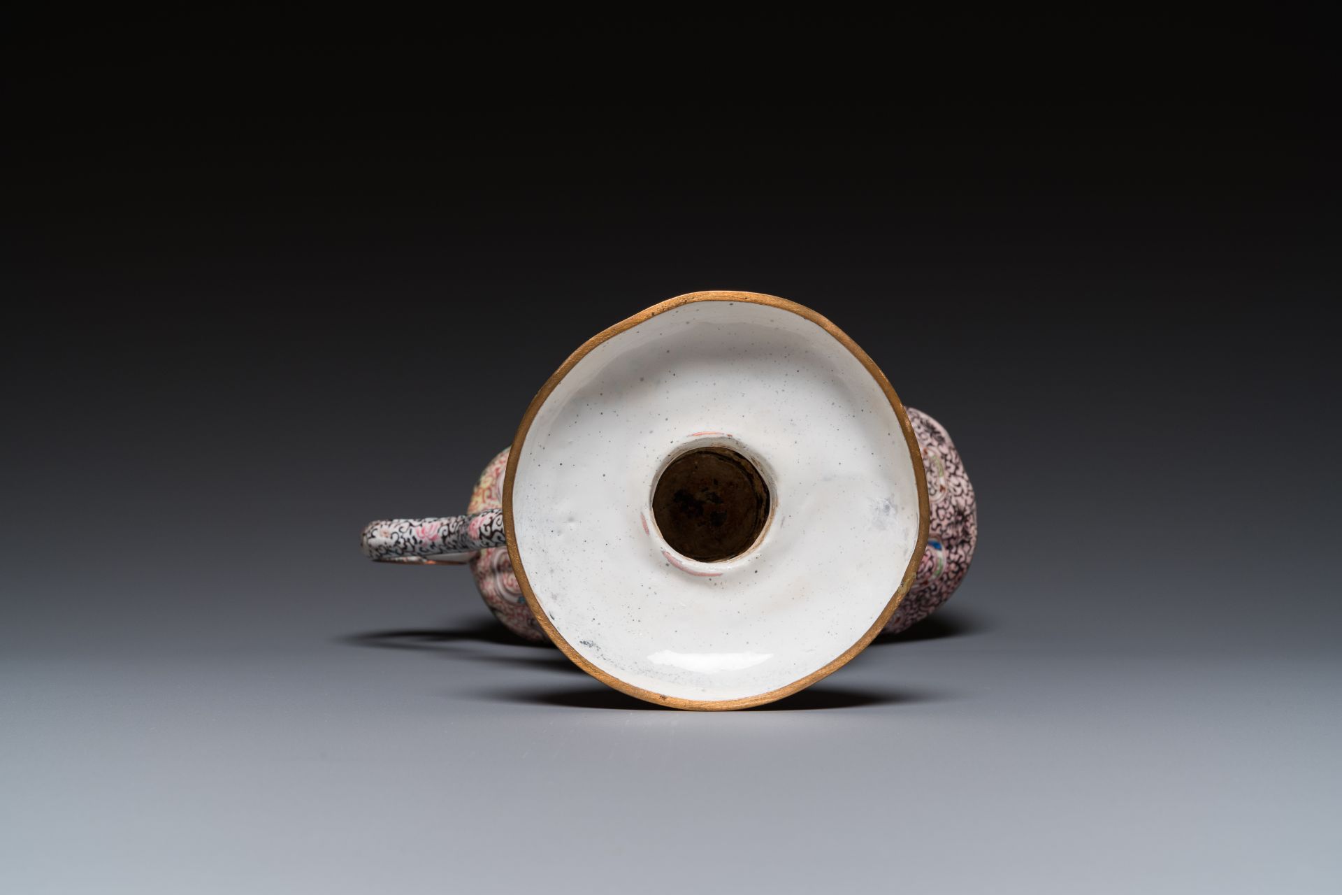 A Chinese Canton enamel helm-shaped ewer with shell-shaped basin, Yongzheng/Qianlong - Image 13 of 13