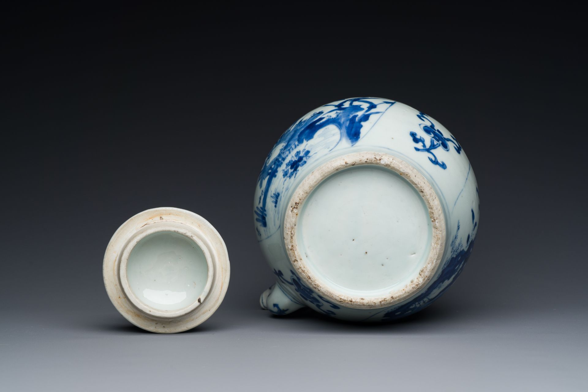 A large Chinese blue and white 'crane and lotus' wine ewer and cover, Transitional period - Image 7 of 7