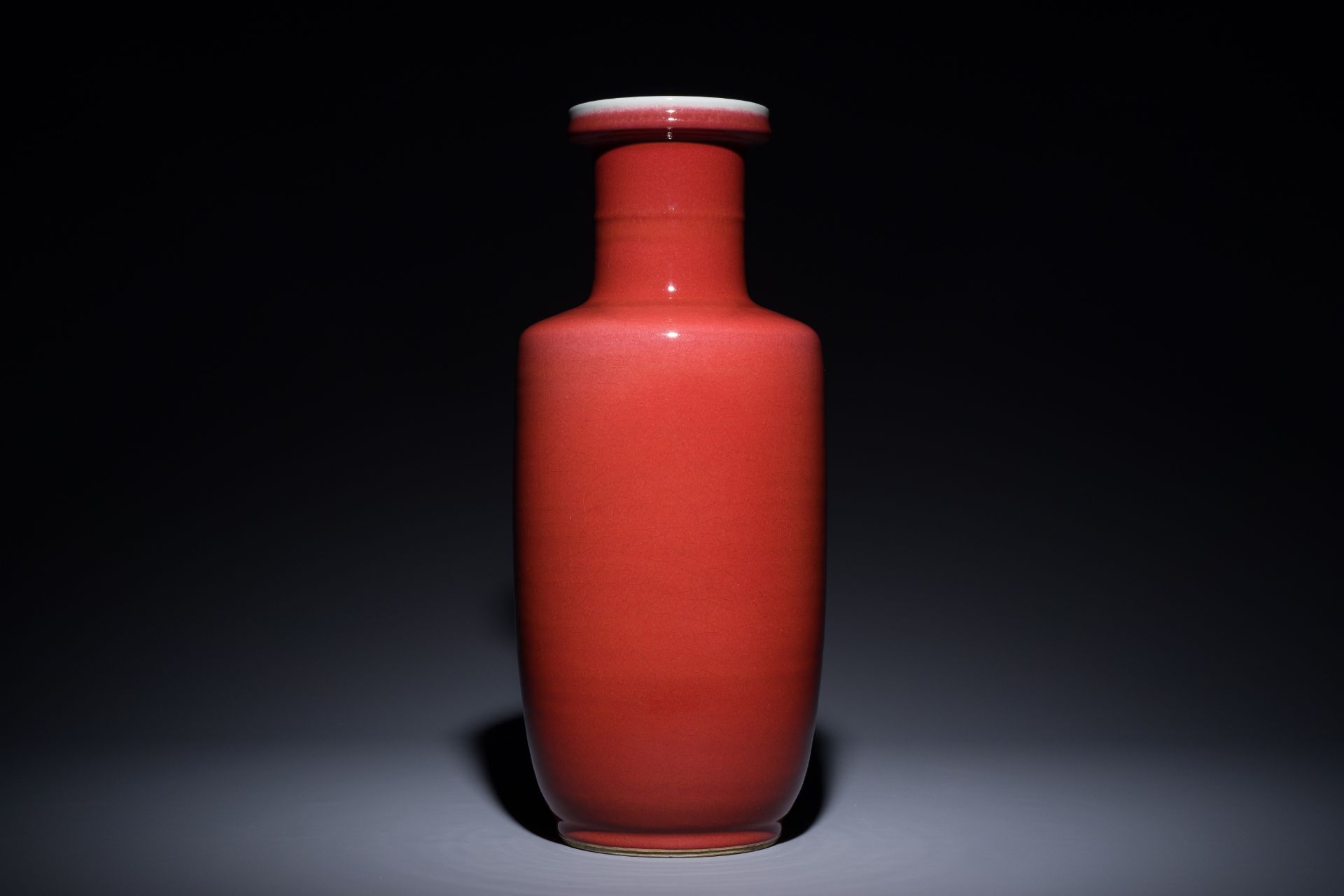 A Chinese monochrome copper-red rouleau vase, 18/19th C. - Image 2 of 5