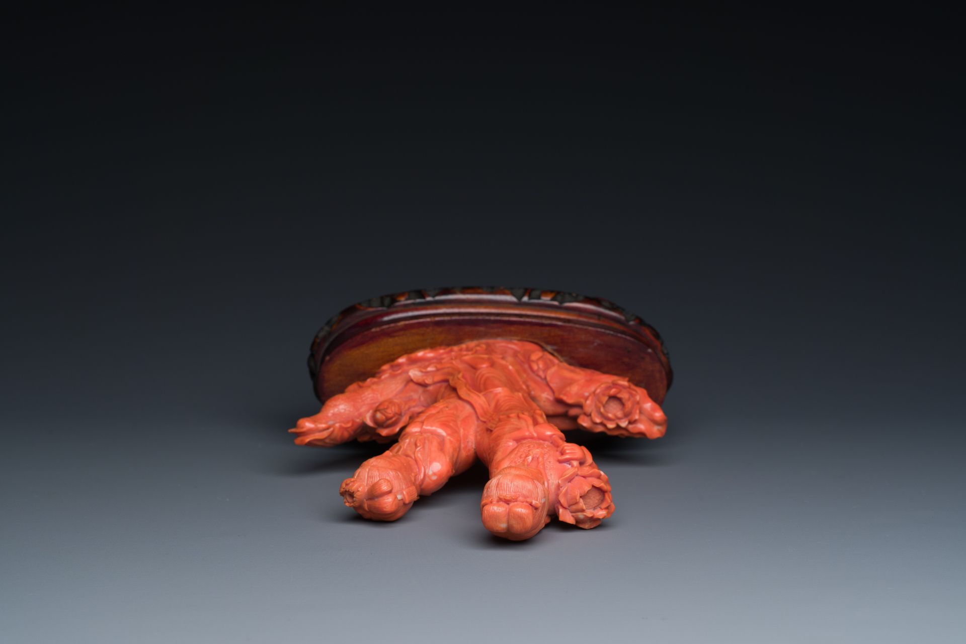 A Chinese red coral group of two standing ladies with lotus flowers, 19/20th C. - Image 7 of 8