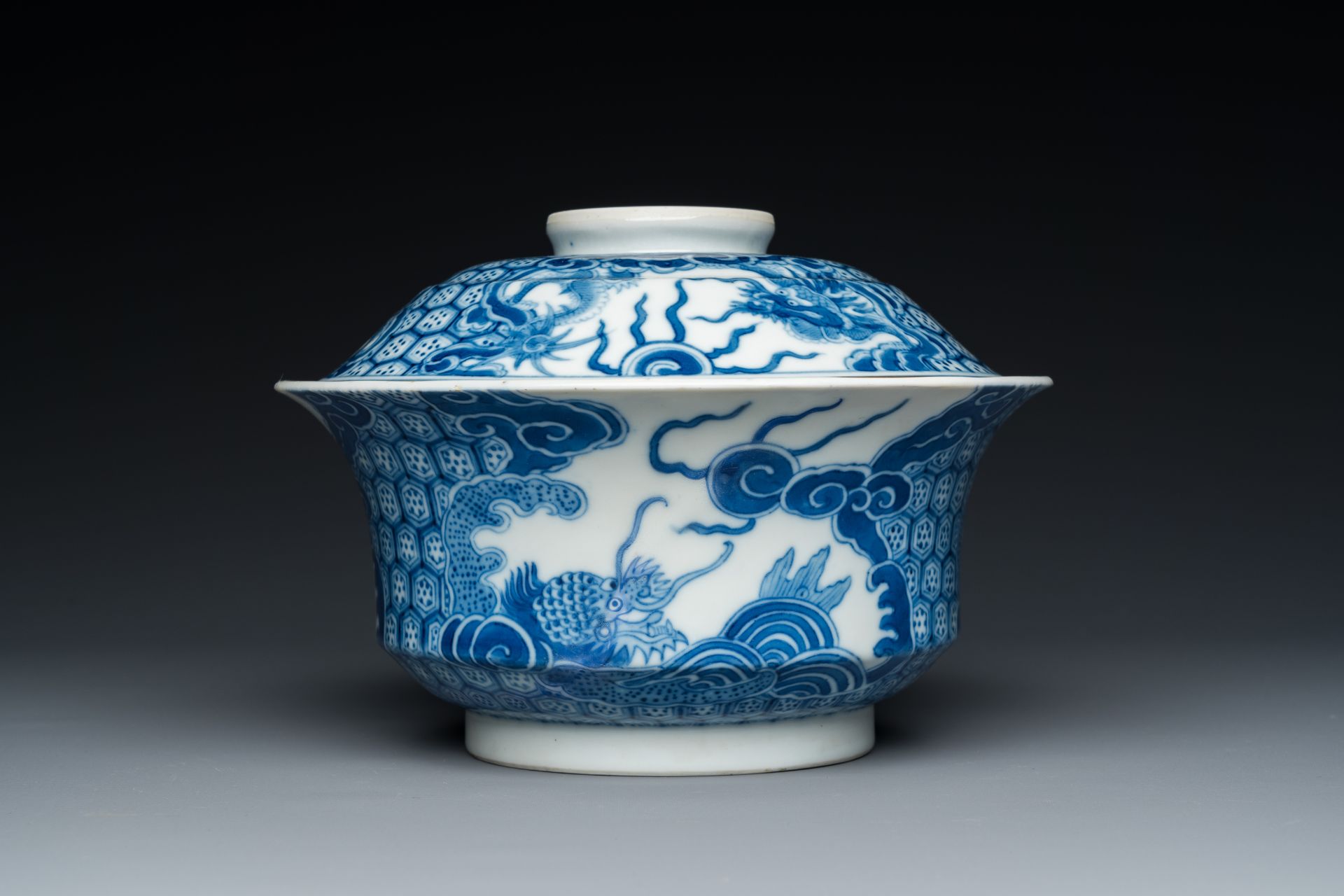 A Chinese blue and white 'Bleu de Hue' bowl and cover for the Vietnamese market, dragon mark for the - Image 4 of 8