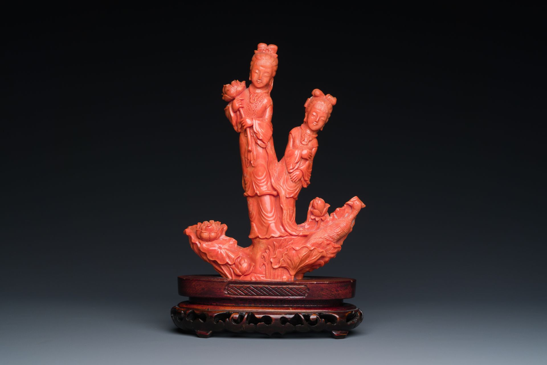 A Chinese red coral group of two standing ladies with lotus flowers, 19/20th C. - Image 3 of 8