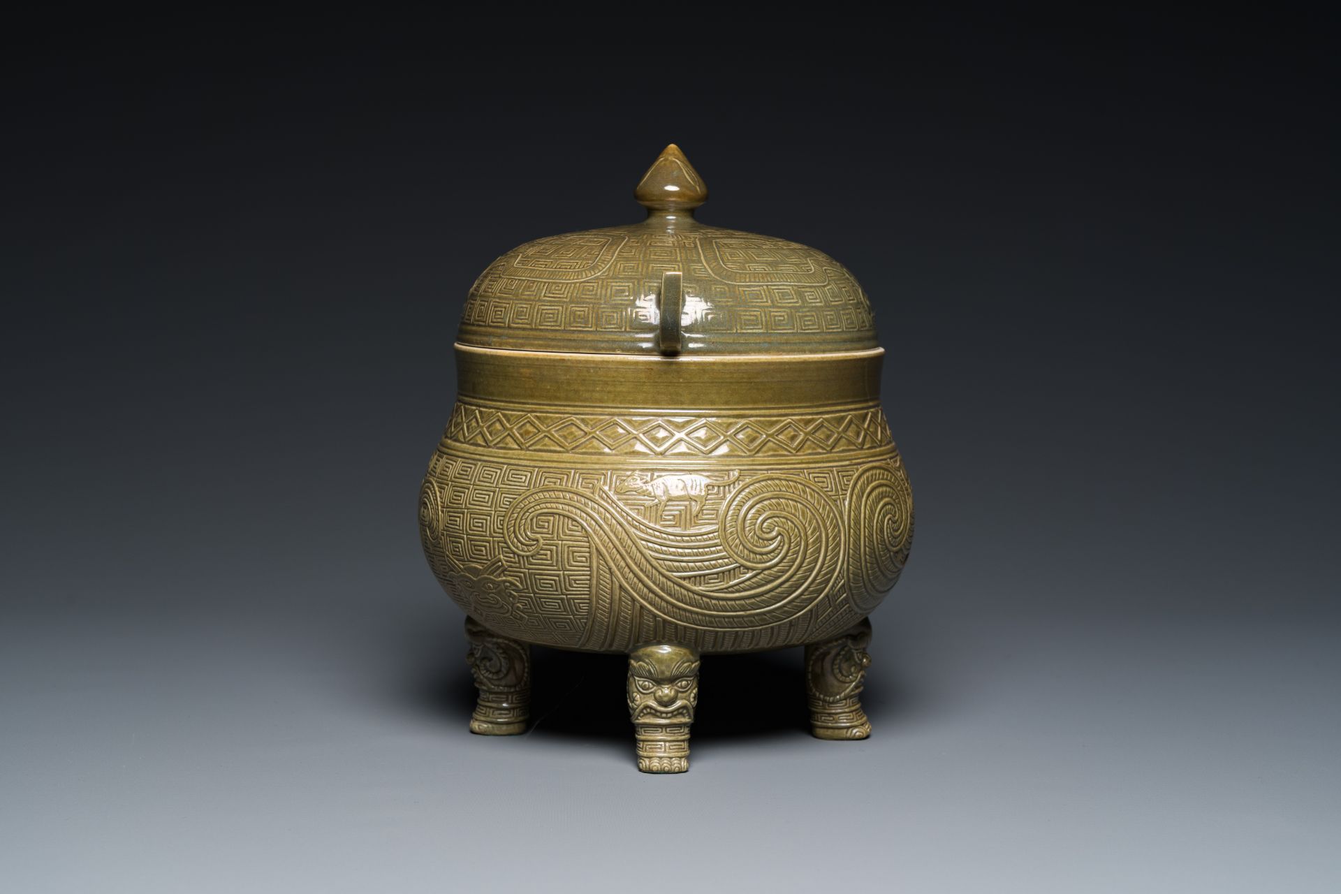 A rare Chinese teadust-glazed food vessel & cover, 'dui 敦', Hua Ting Shi Zhi 華亭氏製 mark, late 19th C. - Image 3 of 7