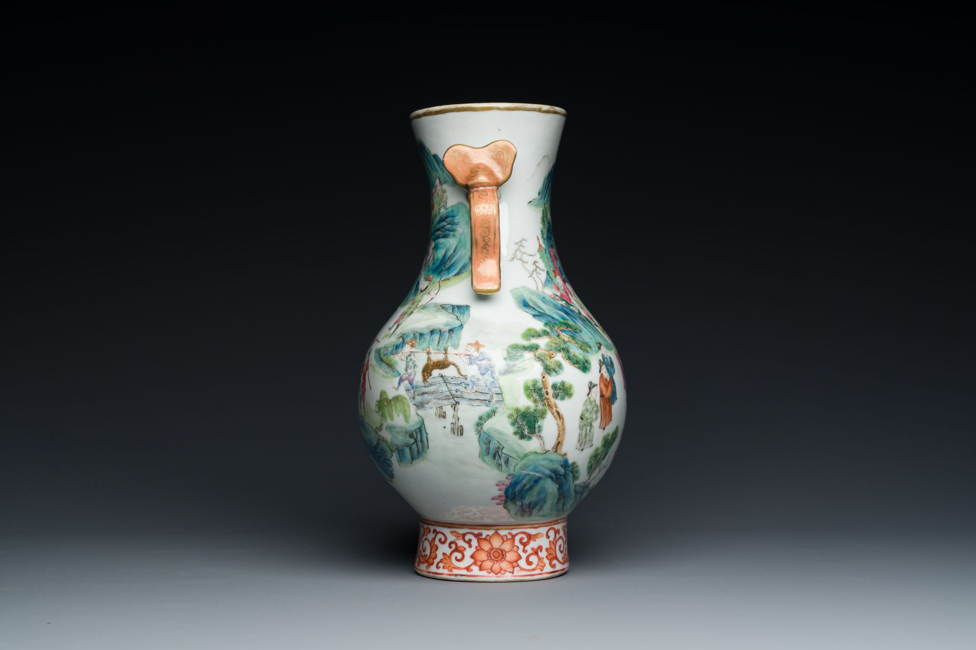 A fine Chinese famille rose 'hu' vase with ruyi handles, 19th C. - Image 4 of 6