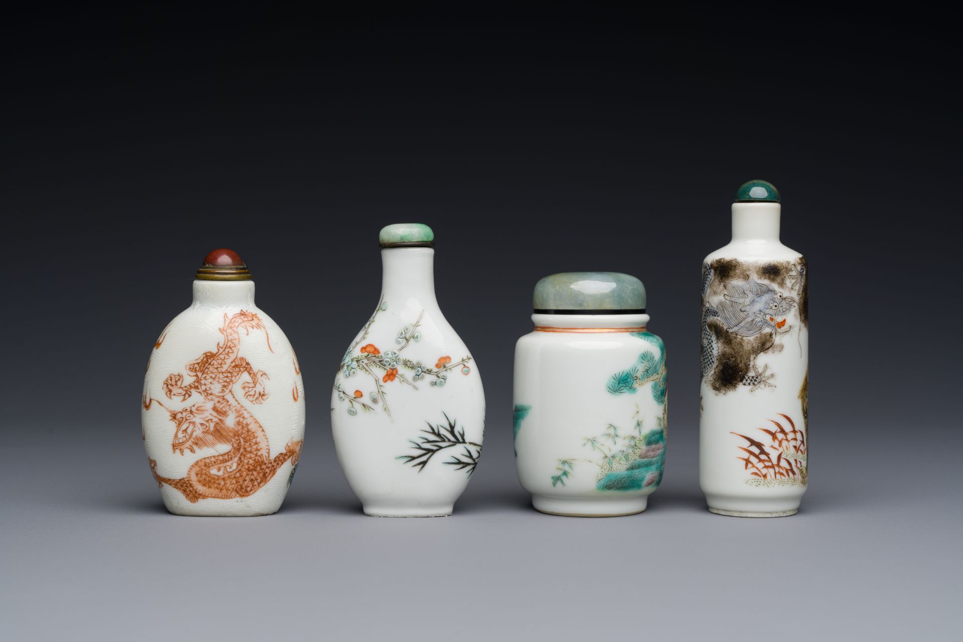 Four Chinese famille rose and verte snuff bottles, 19th C. - Image 3 of 7