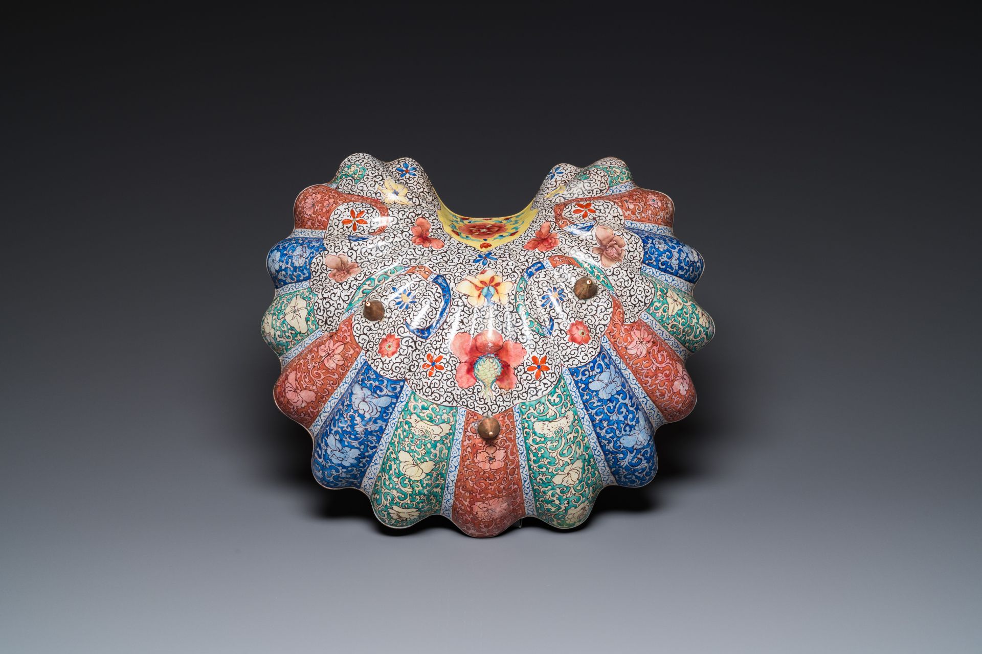 A Chinese Canton enamel helm-shaped ewer with shell-shaped basin, Yongzheng/Qianlong - Image 3 of 13
