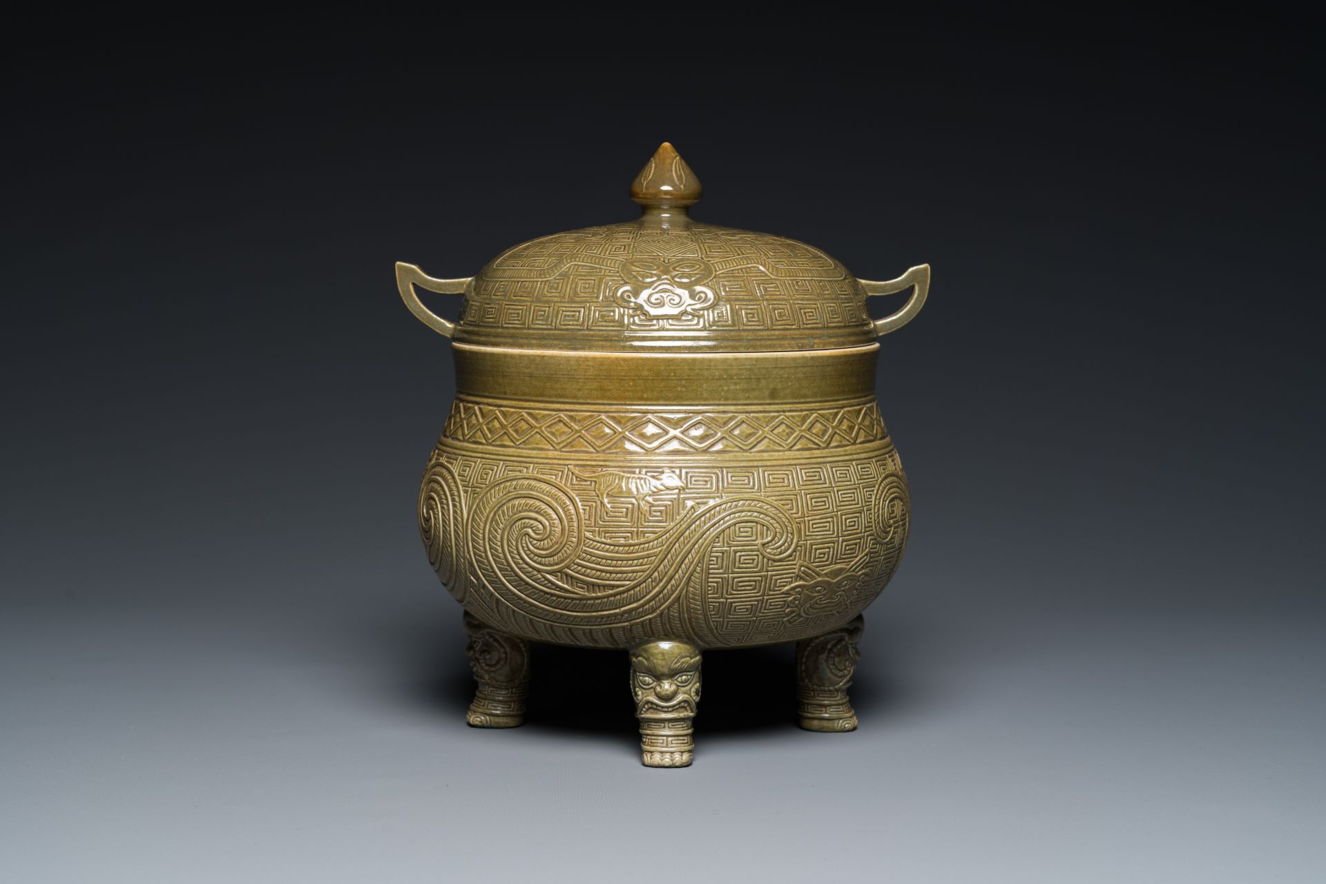 A rare Chinese teadust-glazed food vessel & cover, 'dui 敦', Hua Ting Shi Zhi 華亭氏製 mark, late 19th C. - Image 2 of 7