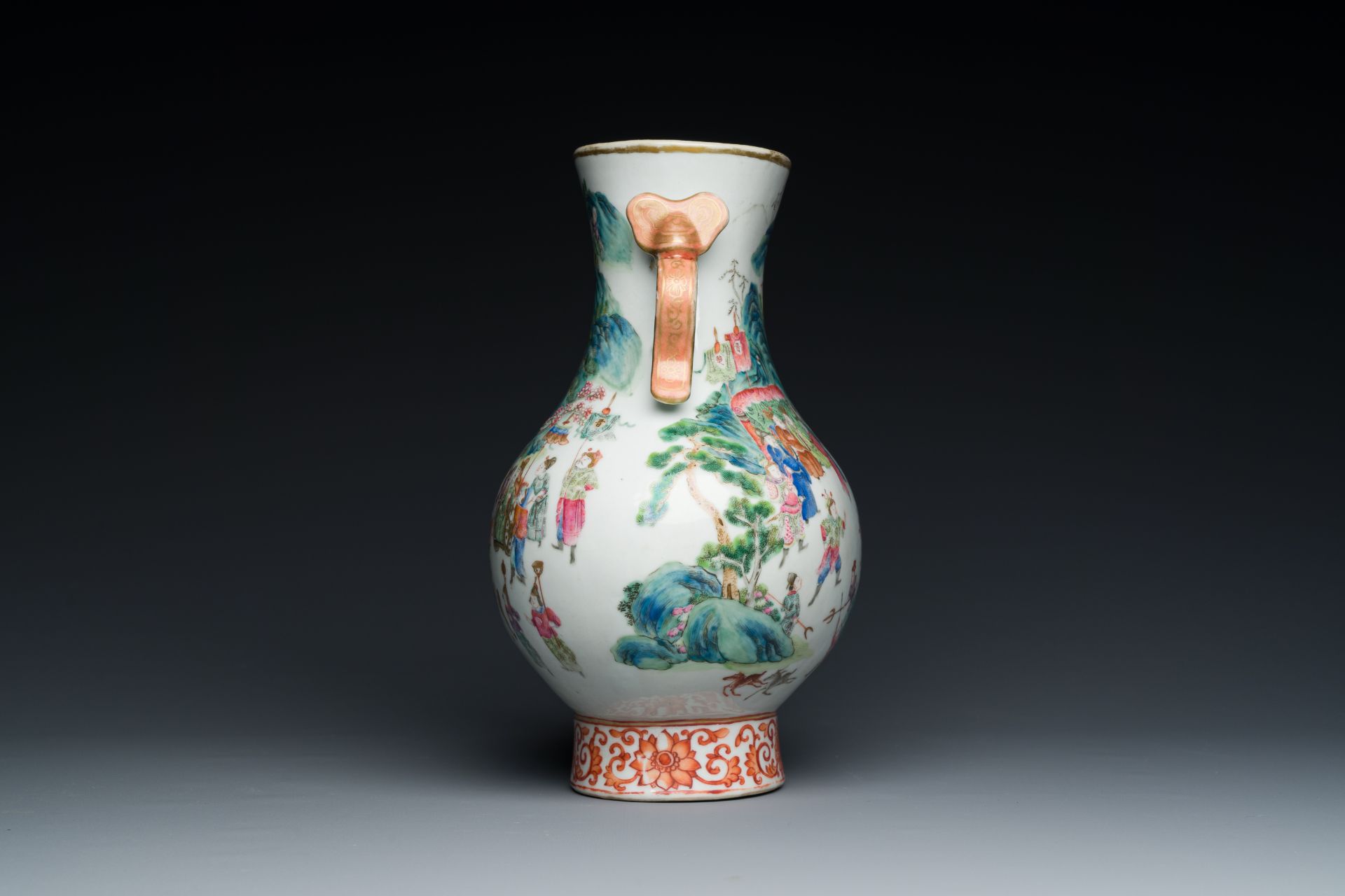 A fine Chinese famille rose 'hu' vase with ruyi handles, 19th C. - Image 2 of 6