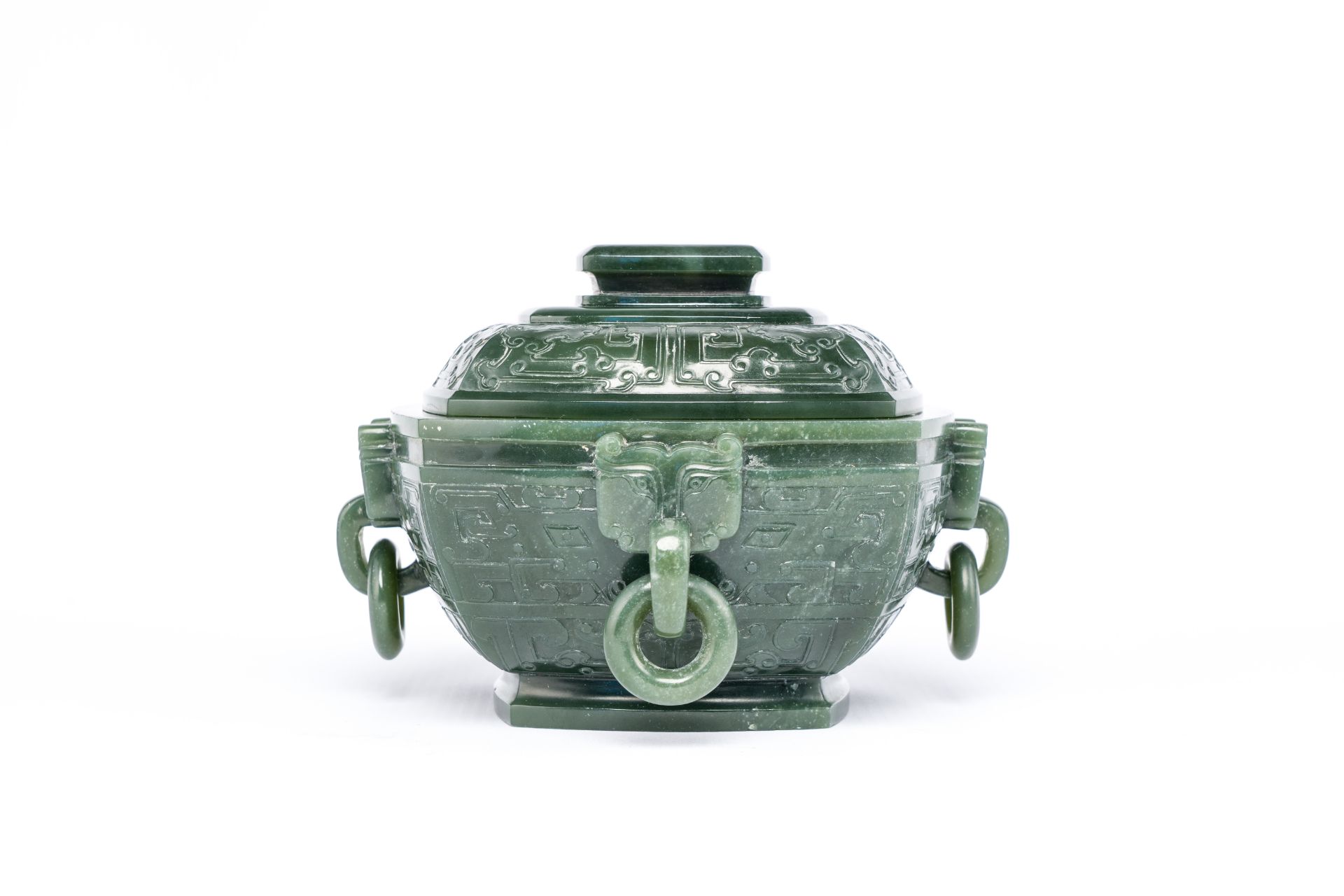 A Chinese spinach jade ritual food vessel and cover, 'Fu ç° ', 18/19th C. - Image 5 of 7