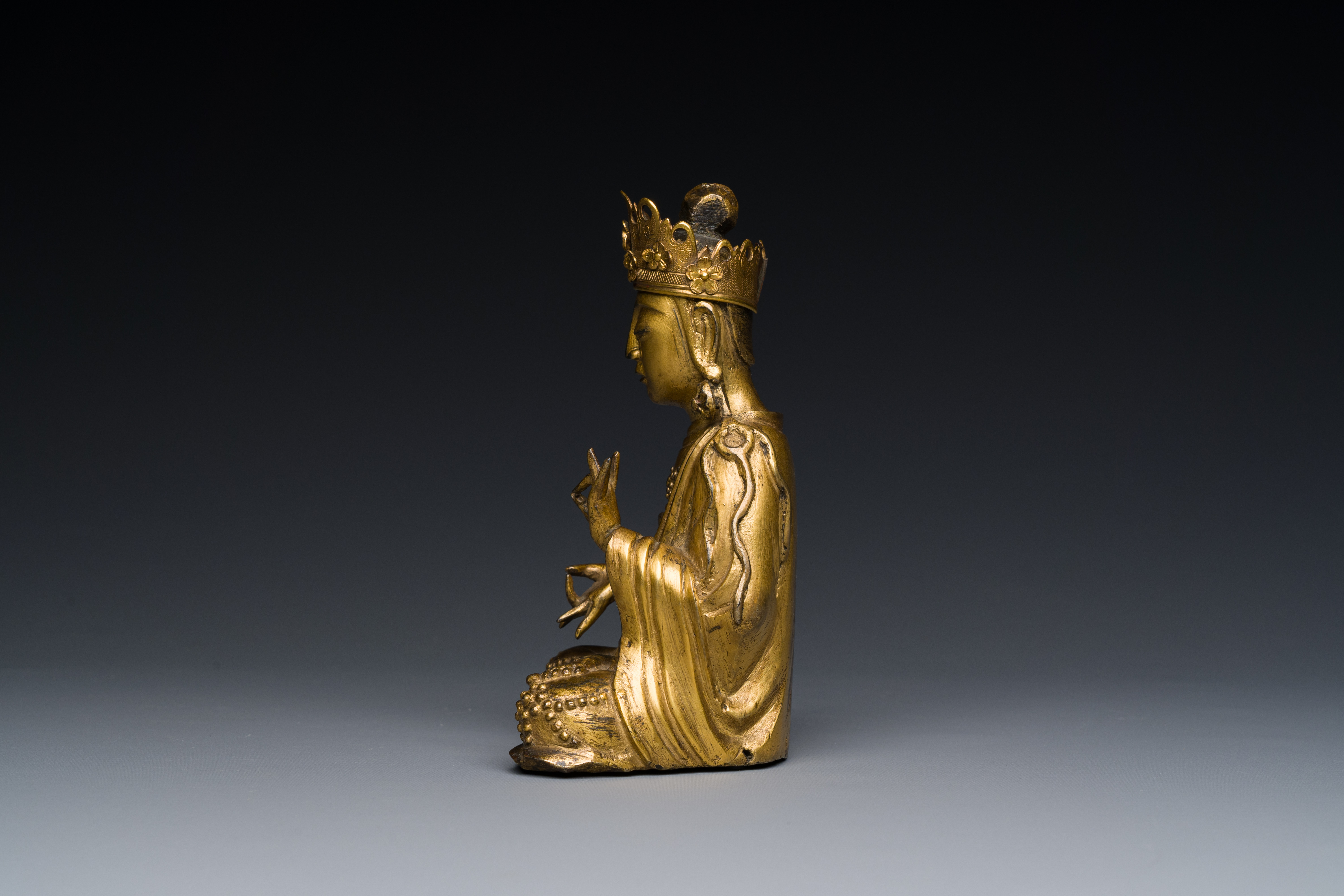 A Korean gilt bronze sculpture of Guanyin, 17th C. - Image 3 of 7