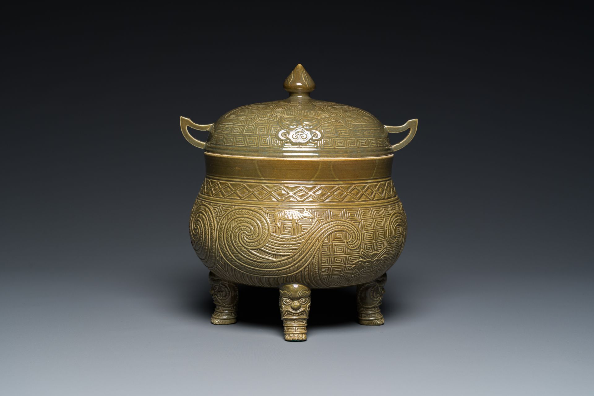 A rare Chinese teadust-glazed food vessel & cover, 'dui 敦', Hua Ting Shi Zhi 華亭氏製 mark, late 19th C. - Image 4 of 7