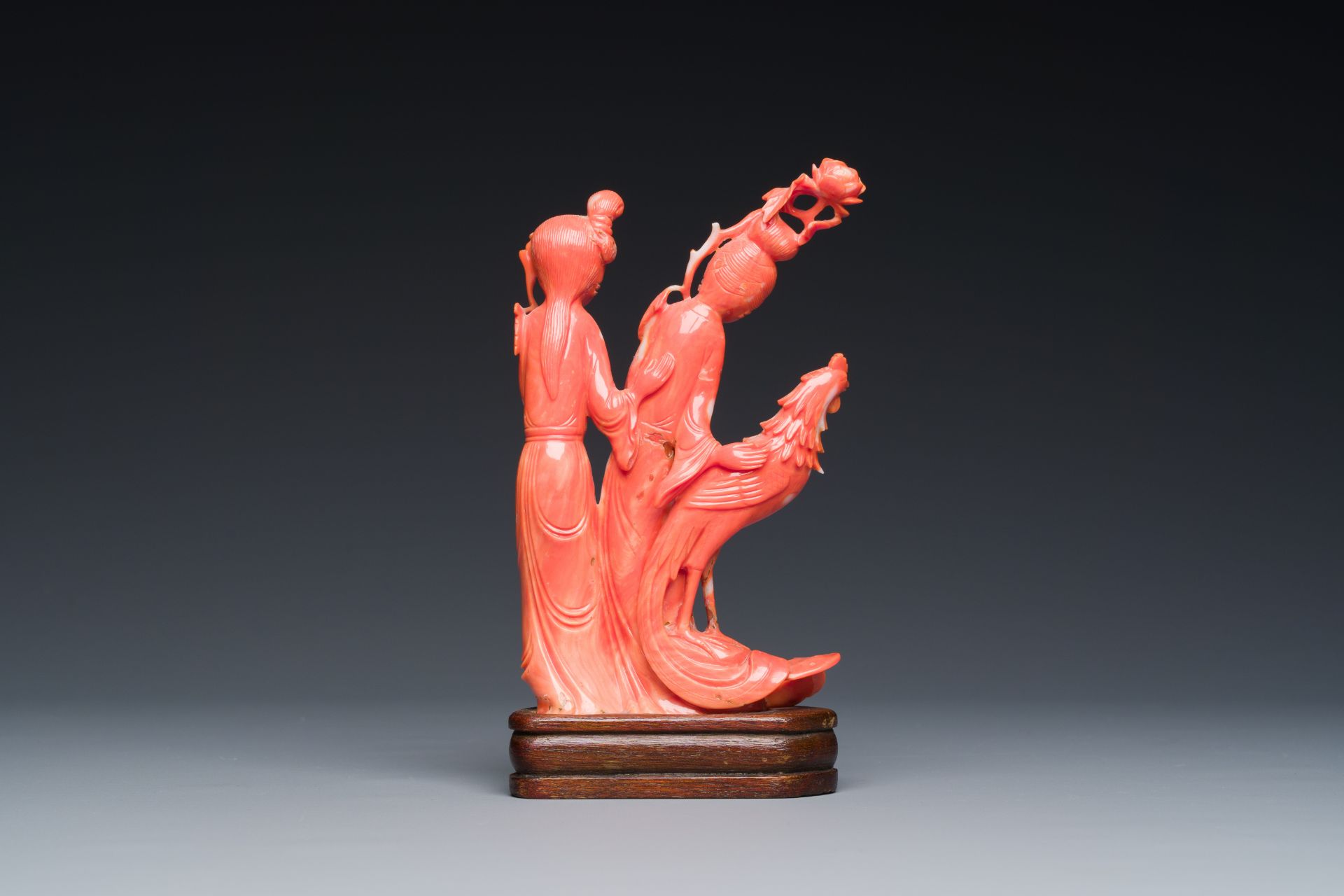 A Chinese red coral group of two ladies and a phoenix, 19/20th C. - Image 4 of 7