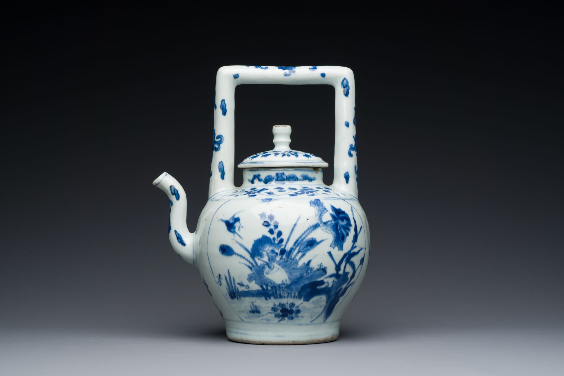 A large Chinese blue and white 'crane and lotus' wine ewer and cover, Transitional period - Image 2 of 7