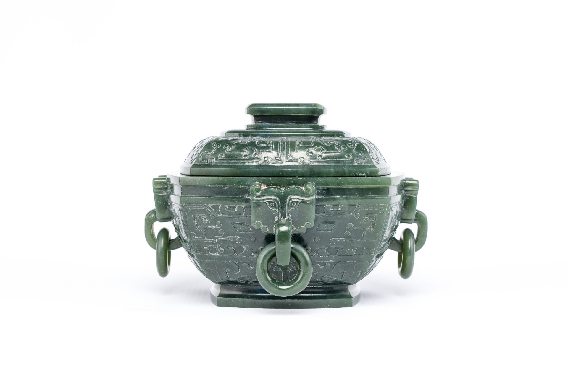 A Chinese spinach jade ritual food vessel and cover, 'Fu ç° ', 18/19th C. - Image 3 of 7