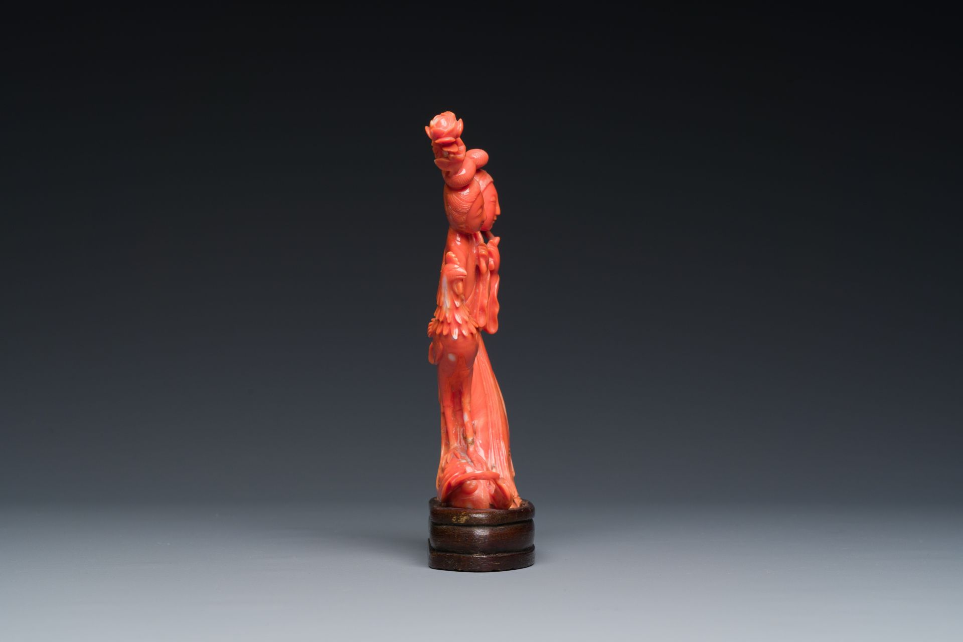 A Chinese red coral group of two ladies and a phoenix, 19/20th C. - Image 5 of 7