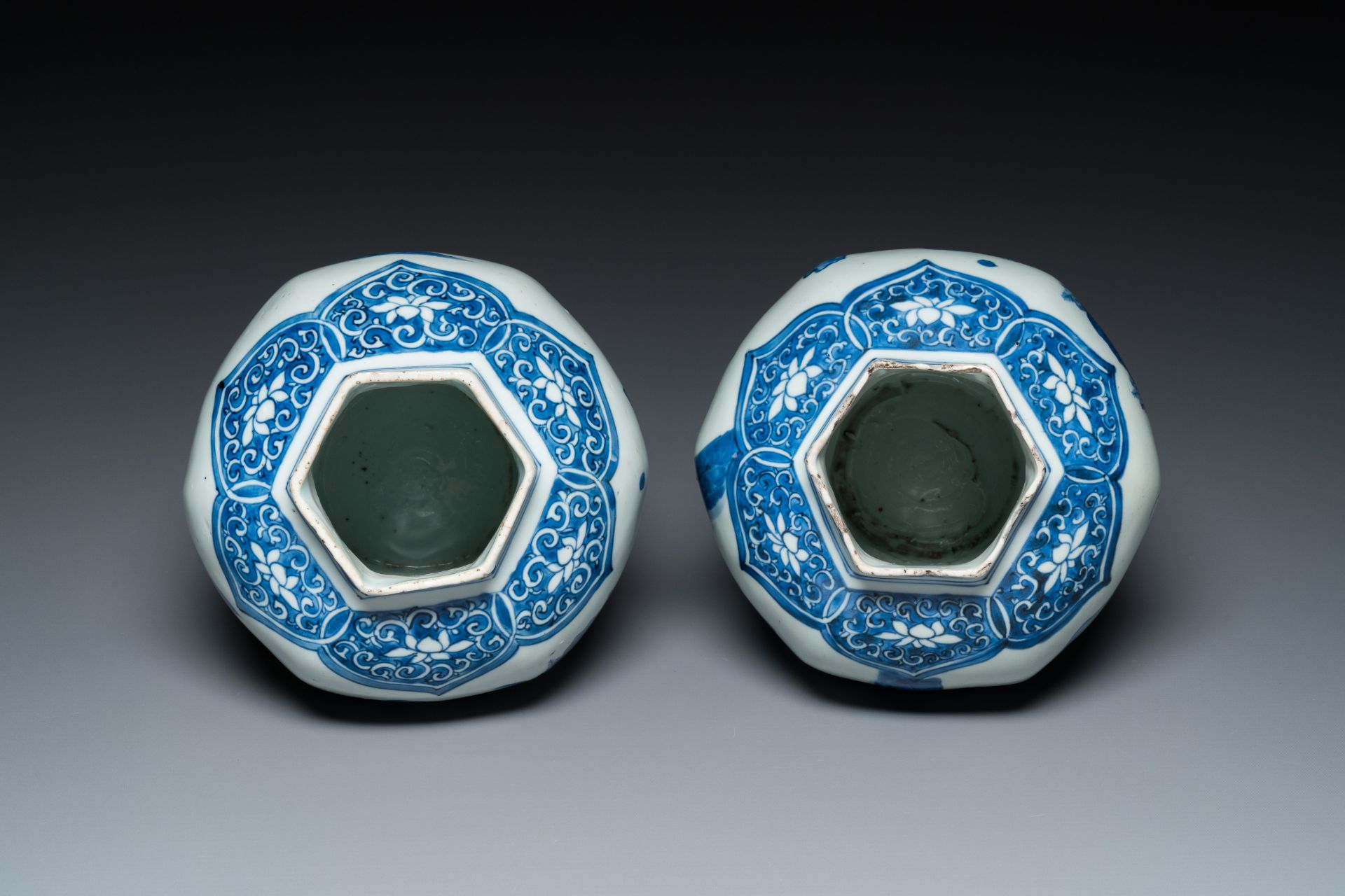 A pair of Chinese blue and white hexagonal vases, Transitional period - Image 7 of 7